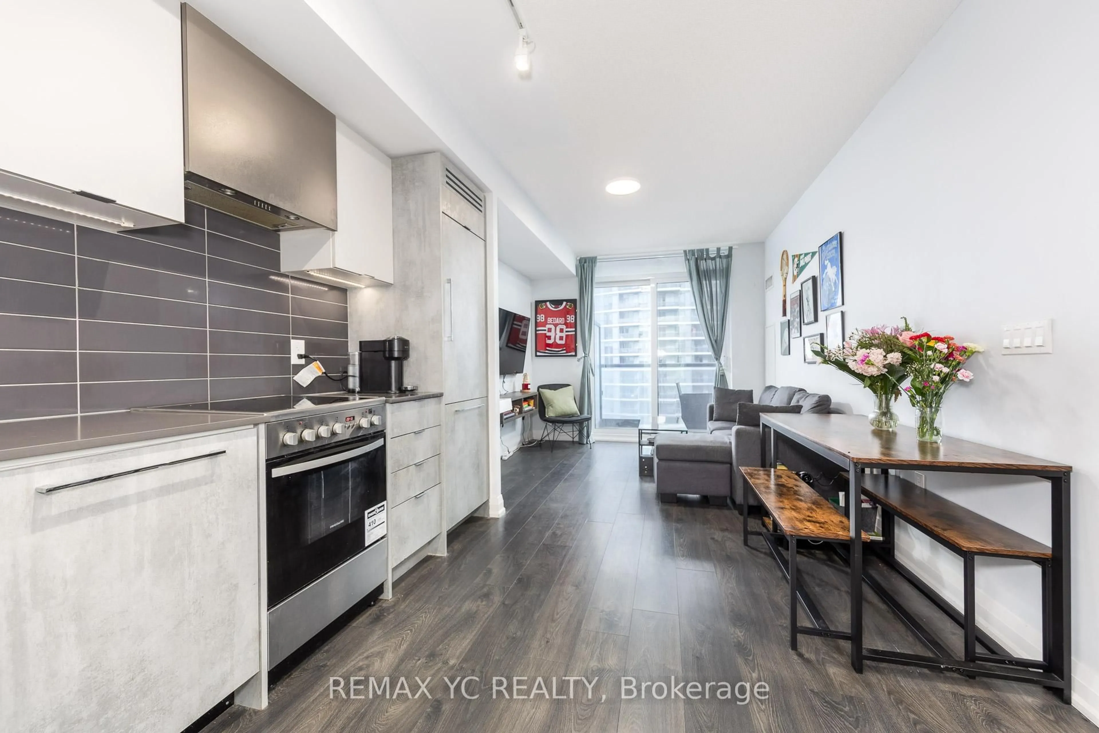 Open concept kitchen, unknown for 30 Gibbs Rd #2604, Toronto Ontario M9B 0E4