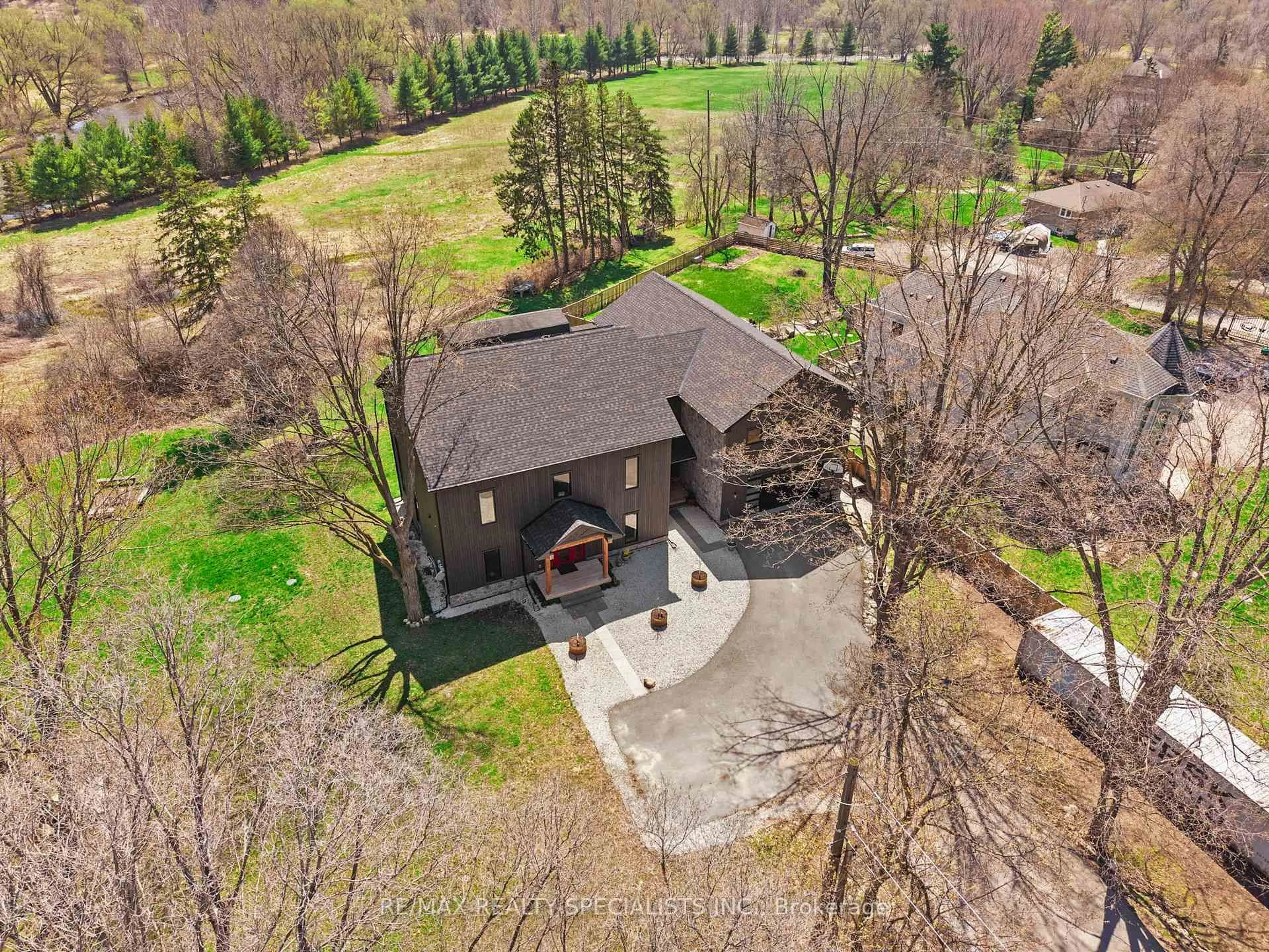 A pic from outside/outdoor area/front of a property/back of a property/a pic from drone, unknown for 2977 Bovaird Dr, Brampton Ontario L6X 0G4