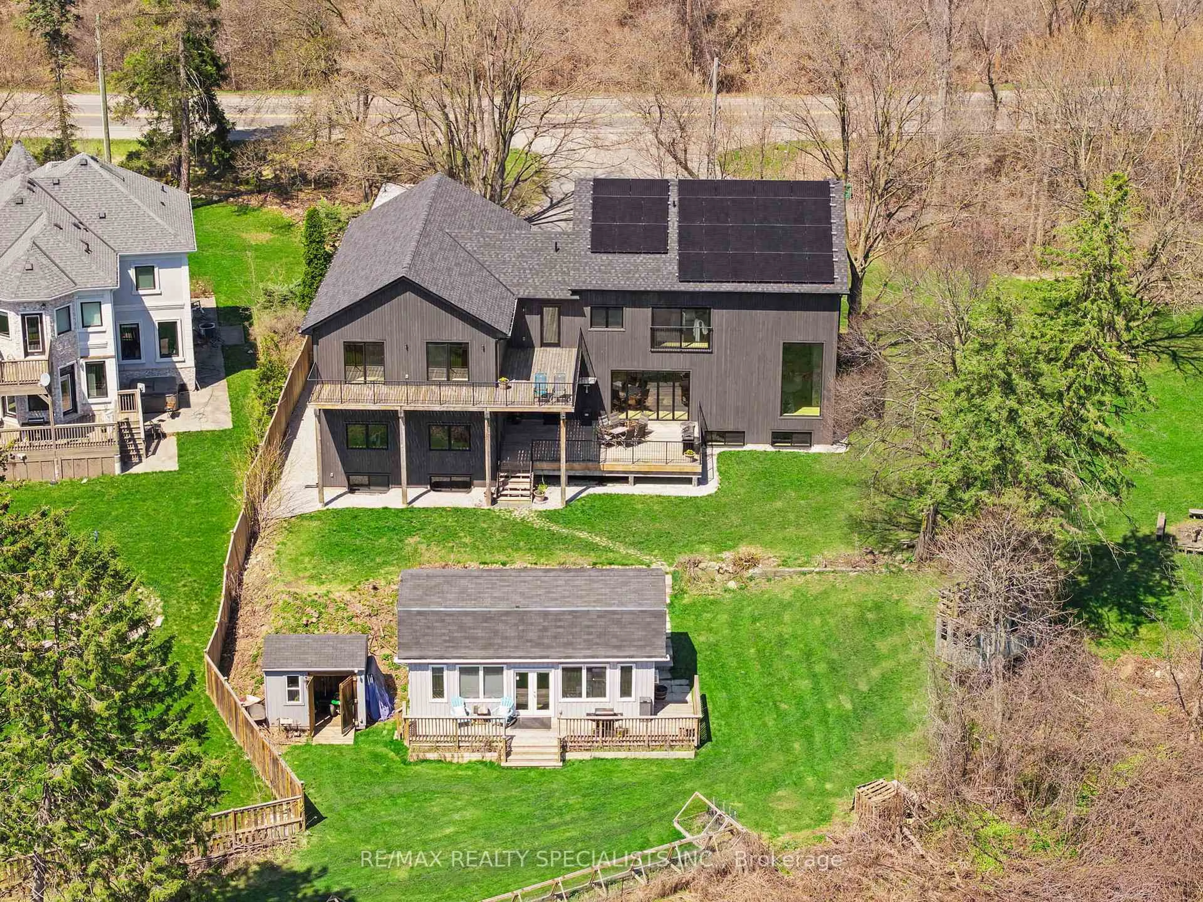 A pic from outside/outdoor area/front of a property/back of a property/a pic from drone, unknown for 2977 Bovaird Dr, Brampton Ontario L6X 0G4