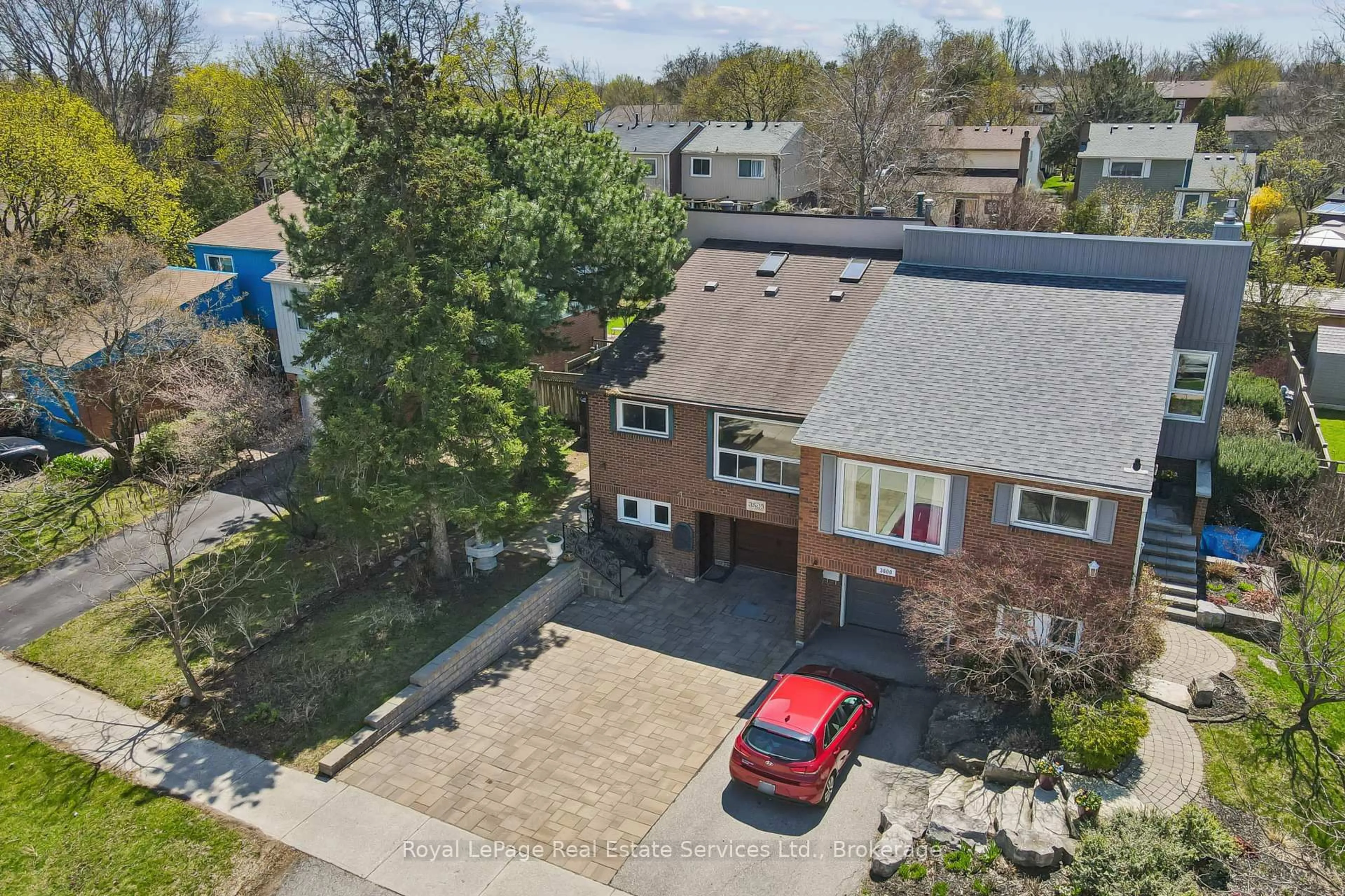 A pic from outside/outdoor area/front of a property/back of a property/a pic from drone, street for 3598 Ash Row Cres, Mississauga Ontario L5L 1K4