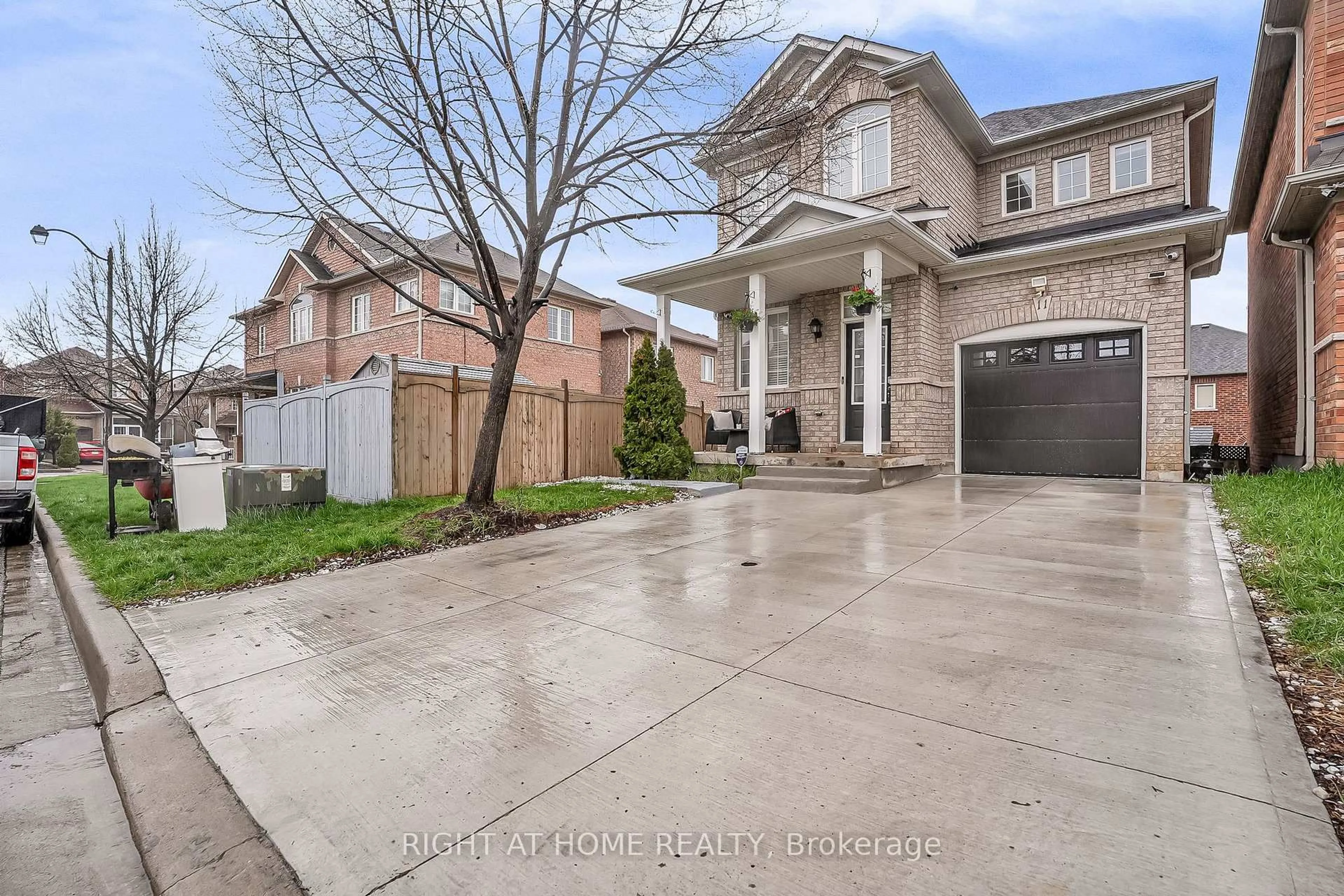 A pic from outside/outdoor area/front of a property/back of a property/a pic from drone, street for 11 Tobermory Cres, Brampton Ontario L6V 4T6