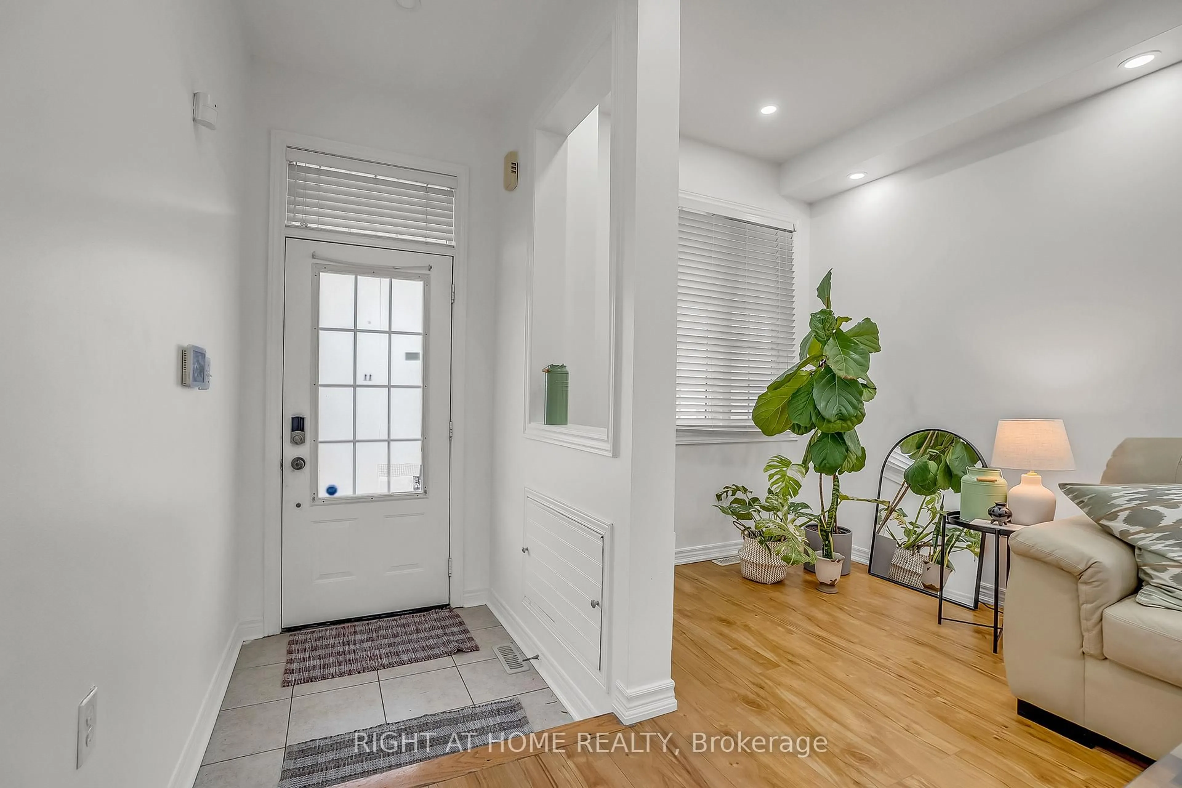 Indoor entryway for 11 Tobermory Cres, Brampton Ontario L6V 4T6