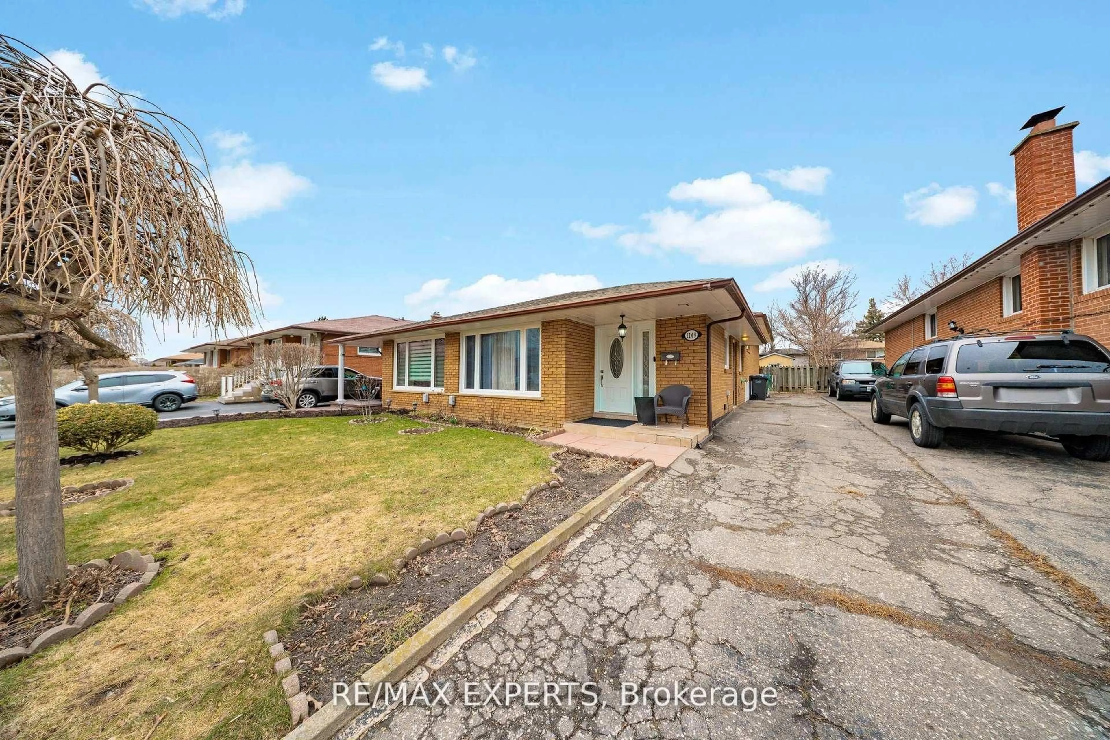A pic from outside/outdoor area/front of a property/back of a property/a pic from drone, street for 1149 Shadeland Dr, Mississauga Ontario L5C 1P2