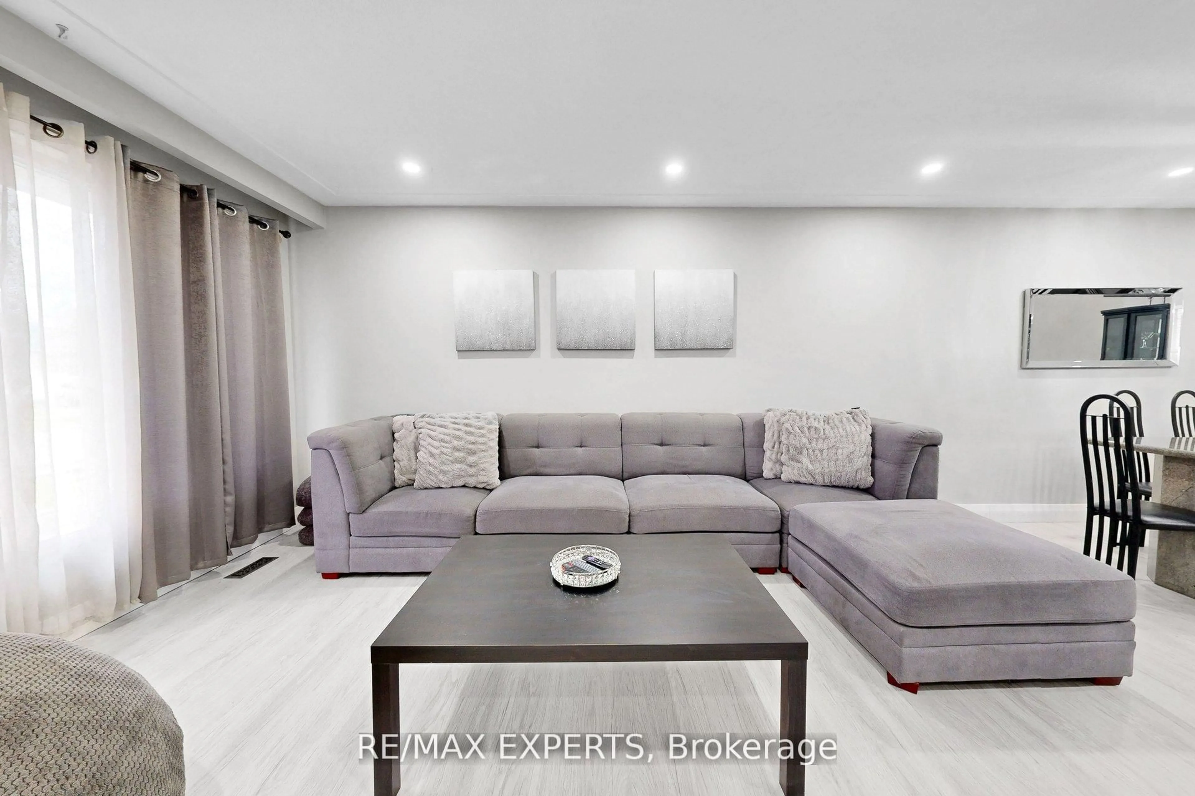 Living room with furniture, unknown for 1149 Shadeland Dr, Mississauga Ontario L5C 1P2