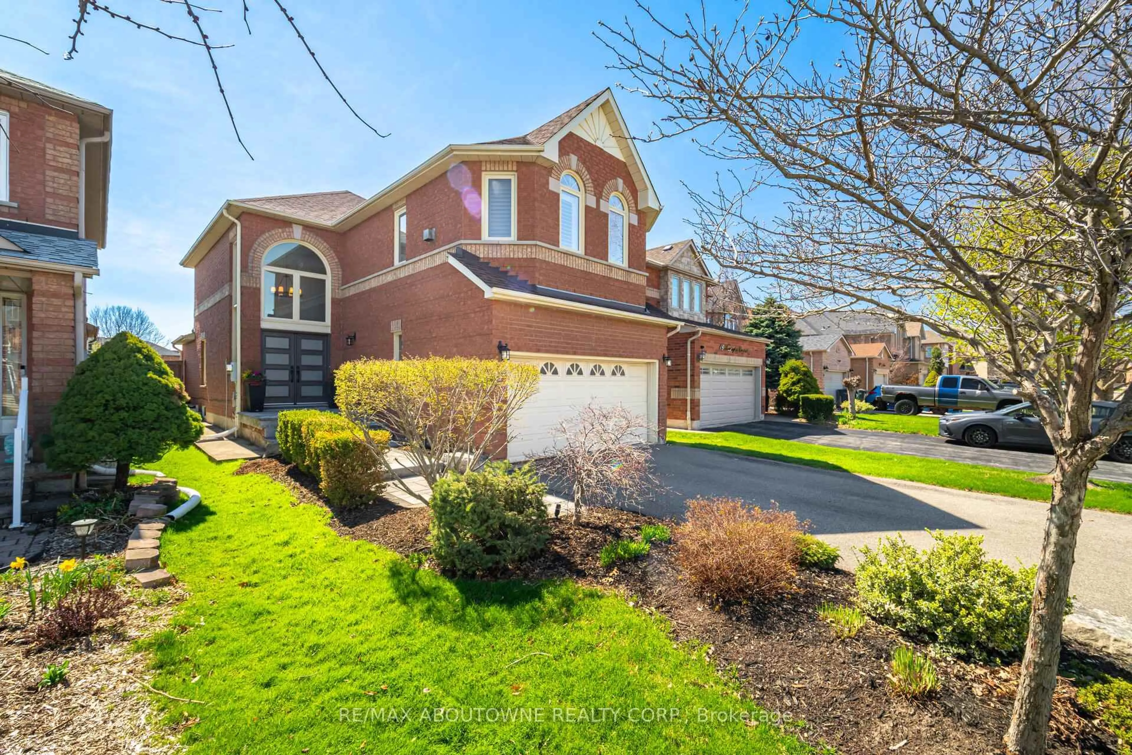 Home with brick exterior material, street for 44 Banington Cres, Brampton Ontario L7A 1G4
