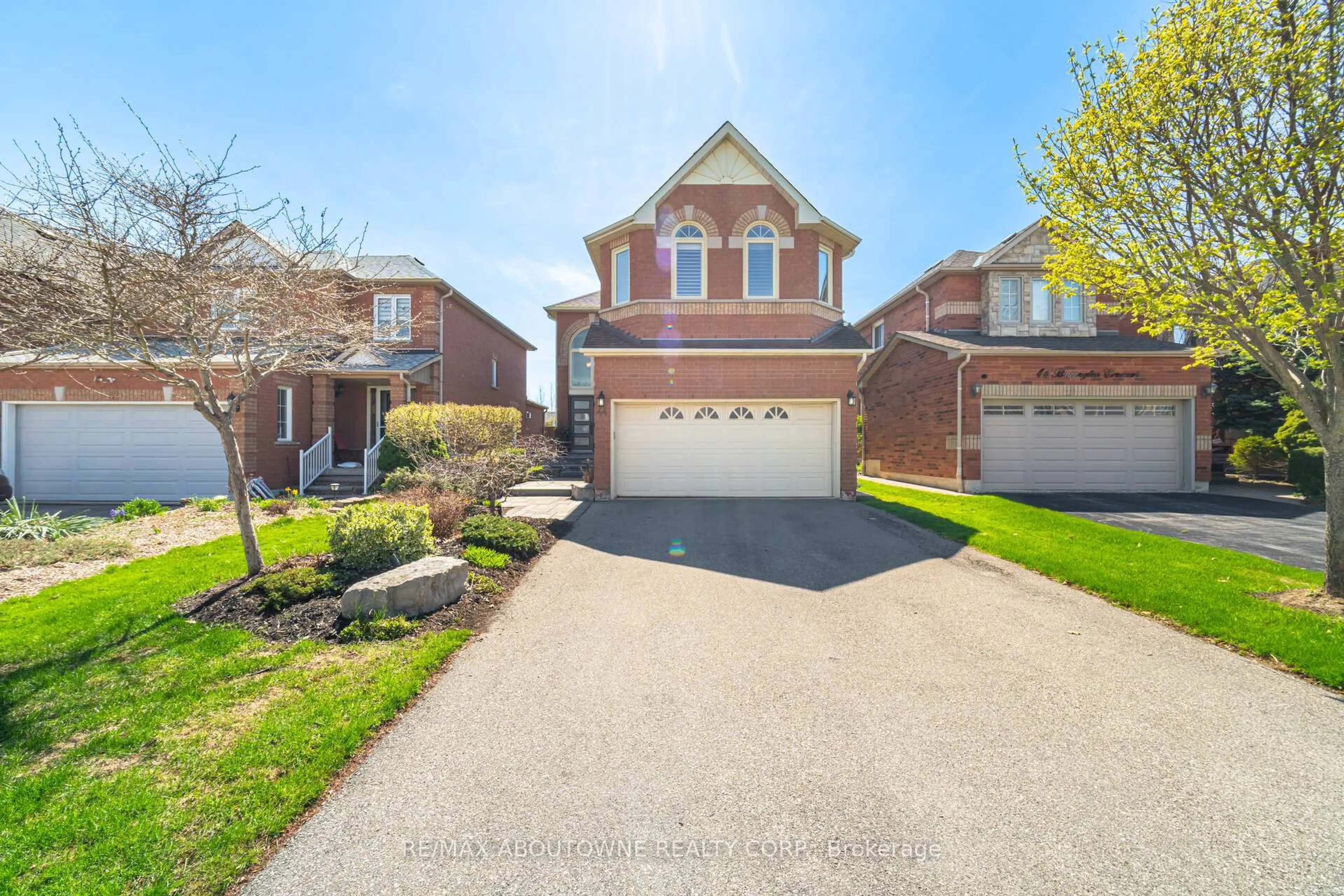 A pic from outside/outdoor area/front of a property/back of a property/a pic from drone, street for 44 Banington Cres, Brampton Ontario L7A 1G4