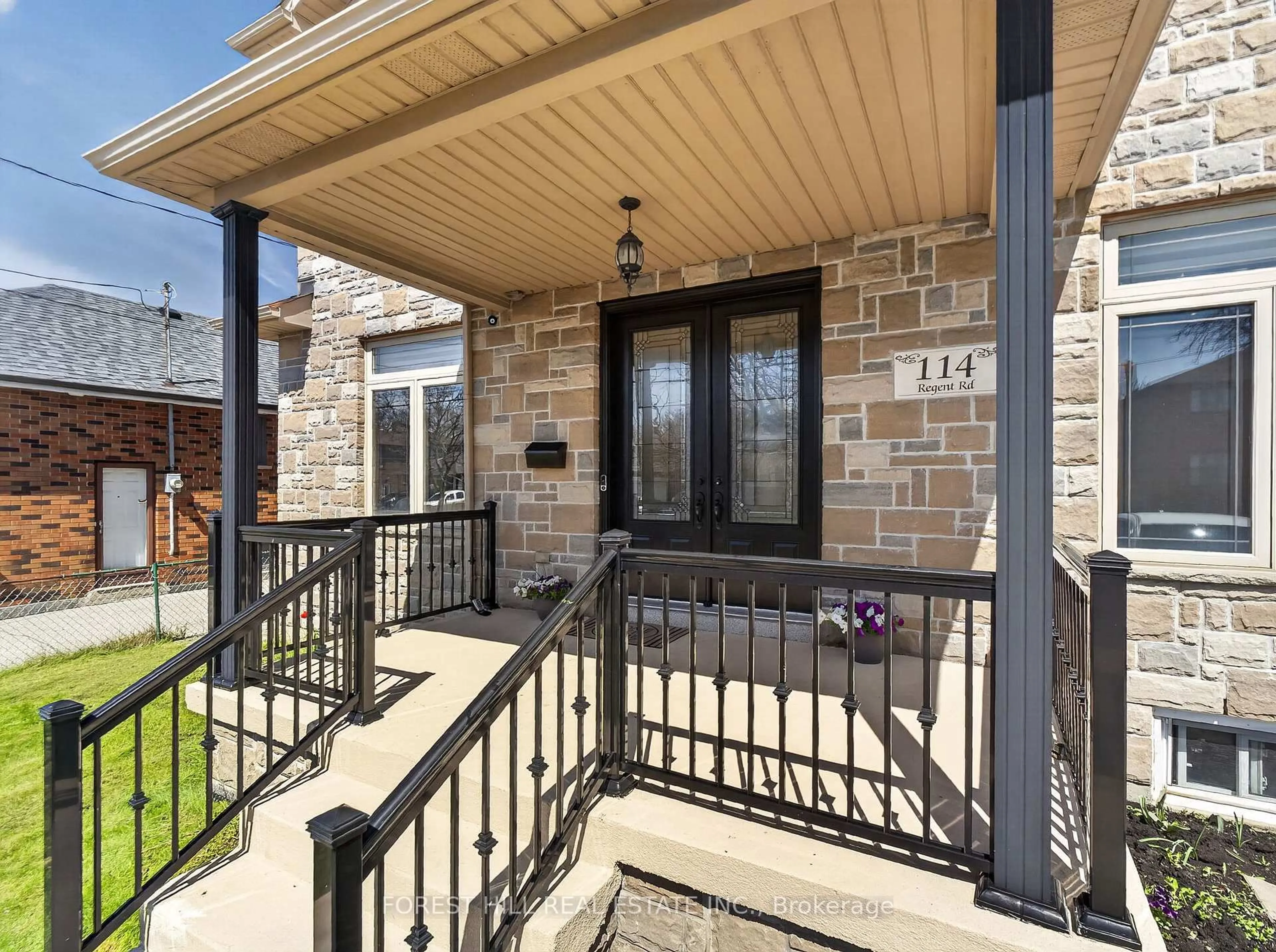 Indoor entryway for 114 Regent Rd, Toronto Ontario M3K 1H4