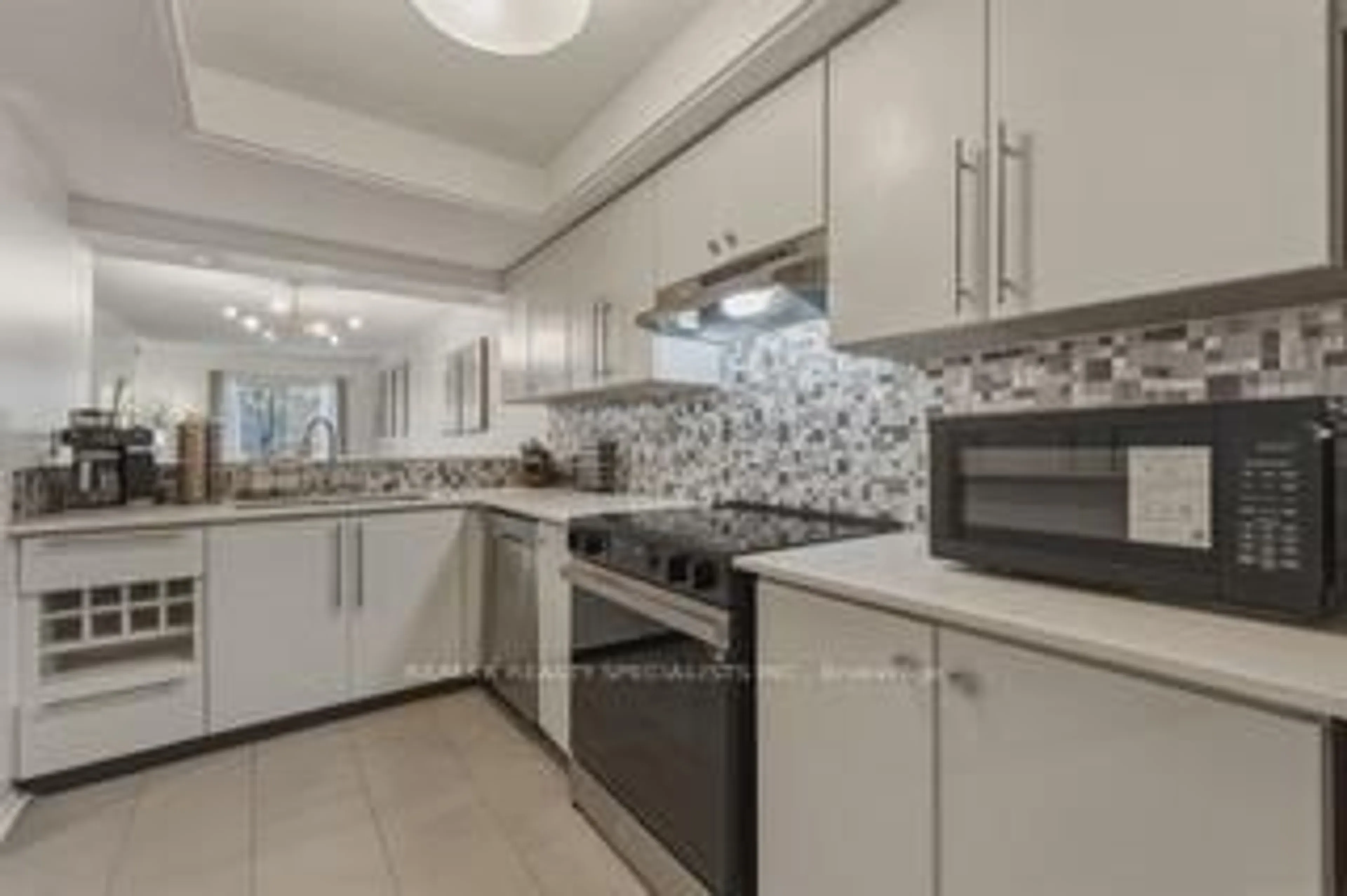 Standard kitchen, ceramic/tile floor for 103 BRISTOL Rd #182, Mississauga Ontario L4Z 3P4