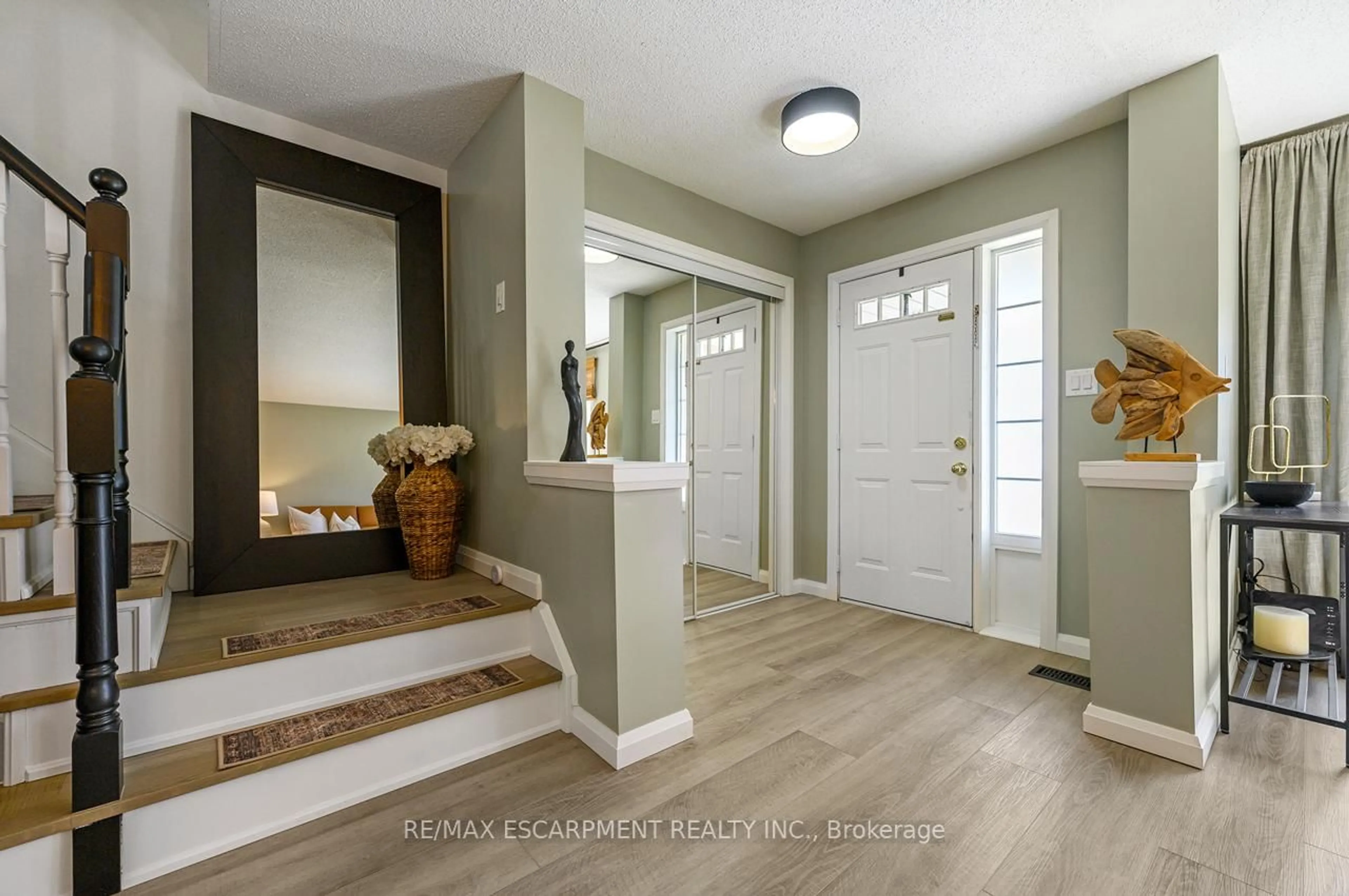 Indoor entryway for 100 Manley Lane, Milton Ontario L9T 5N9