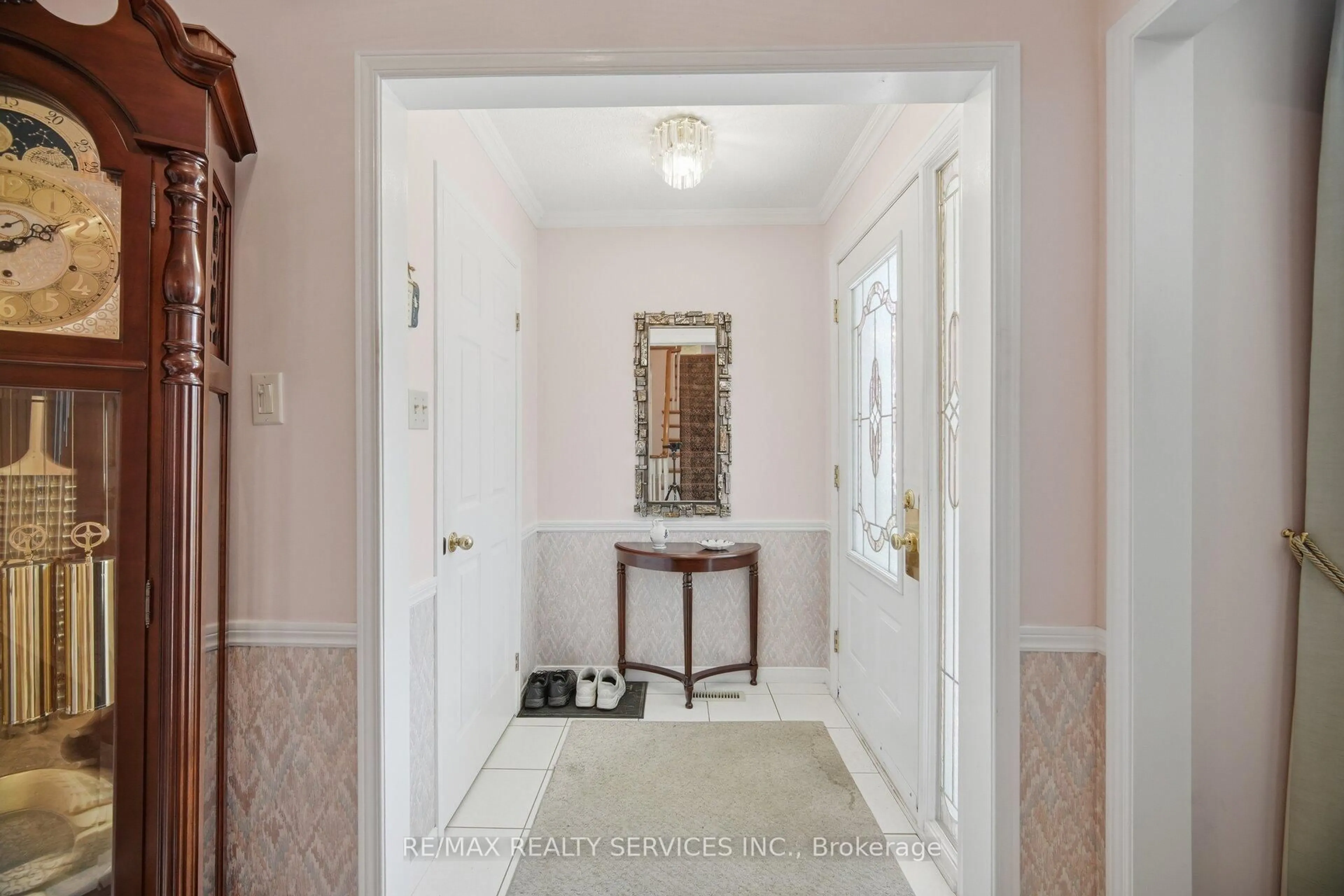 Indoor entryway for 37 Stillwater Cres, Brampton Ontario L6X 3L3