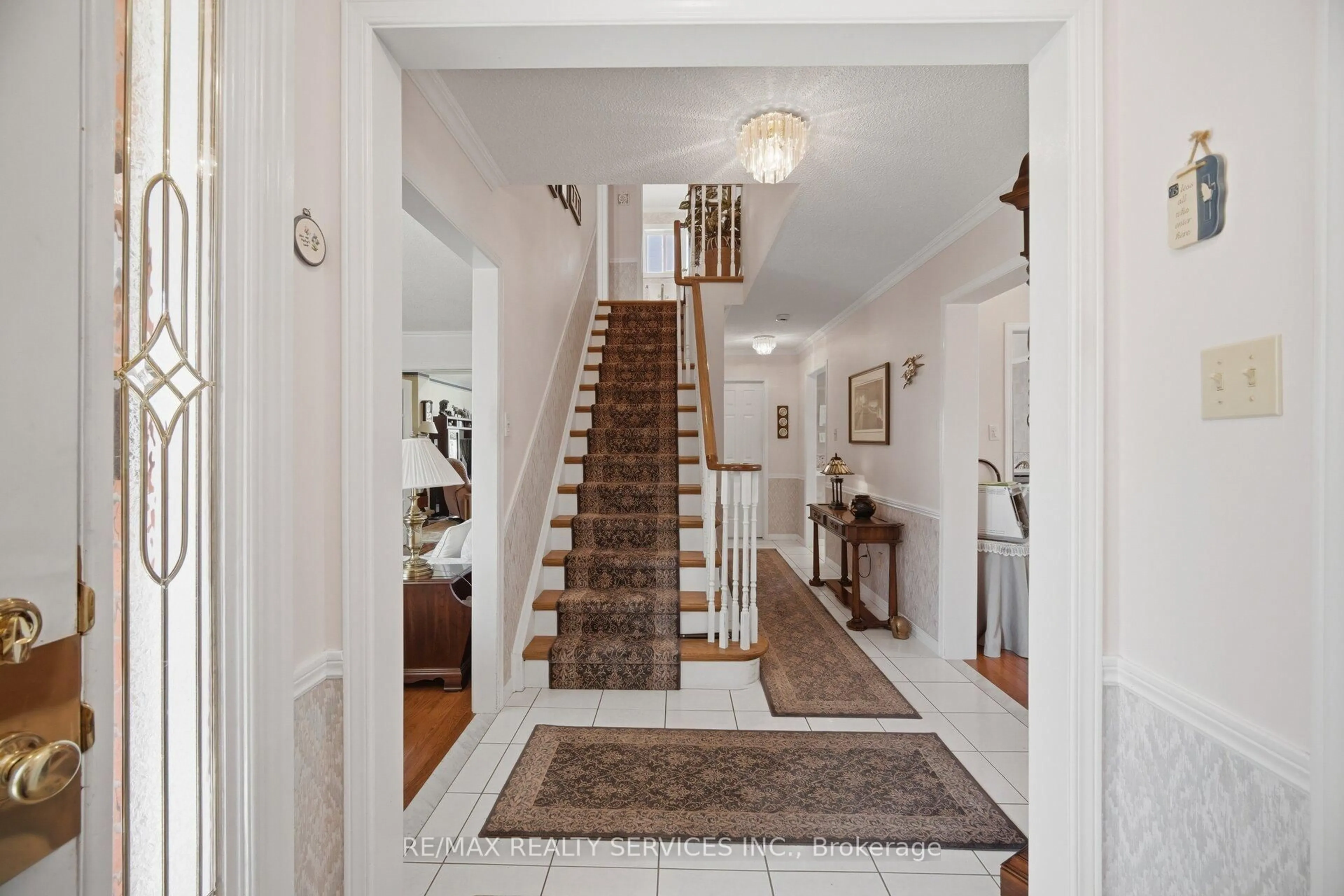 Indoor foyer for 37 Stillwater Cres, Brampton Ontario L6X 3L3