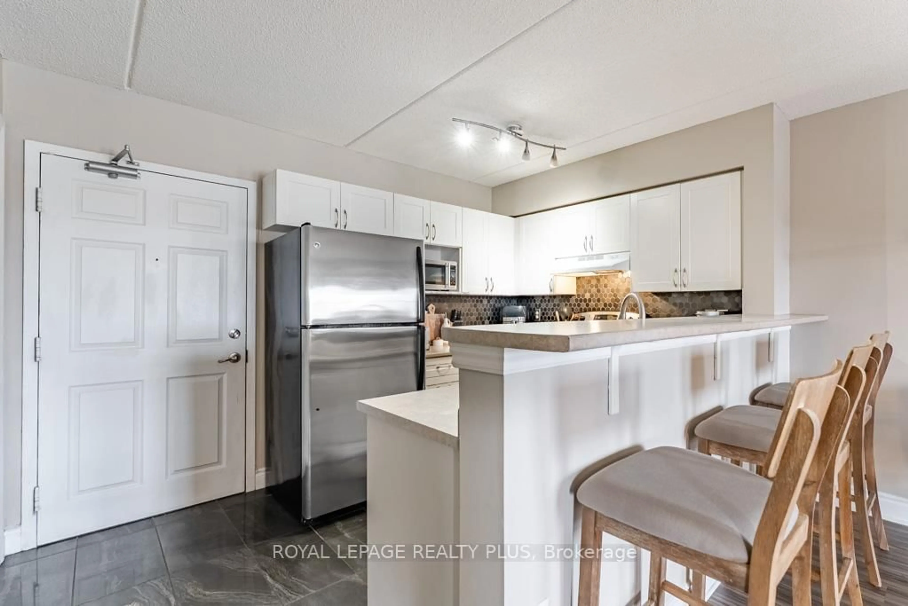 Open concept kitchen, ceramic/tile floor for 1370 Main St #309, Milton Ontario L9T 7S8