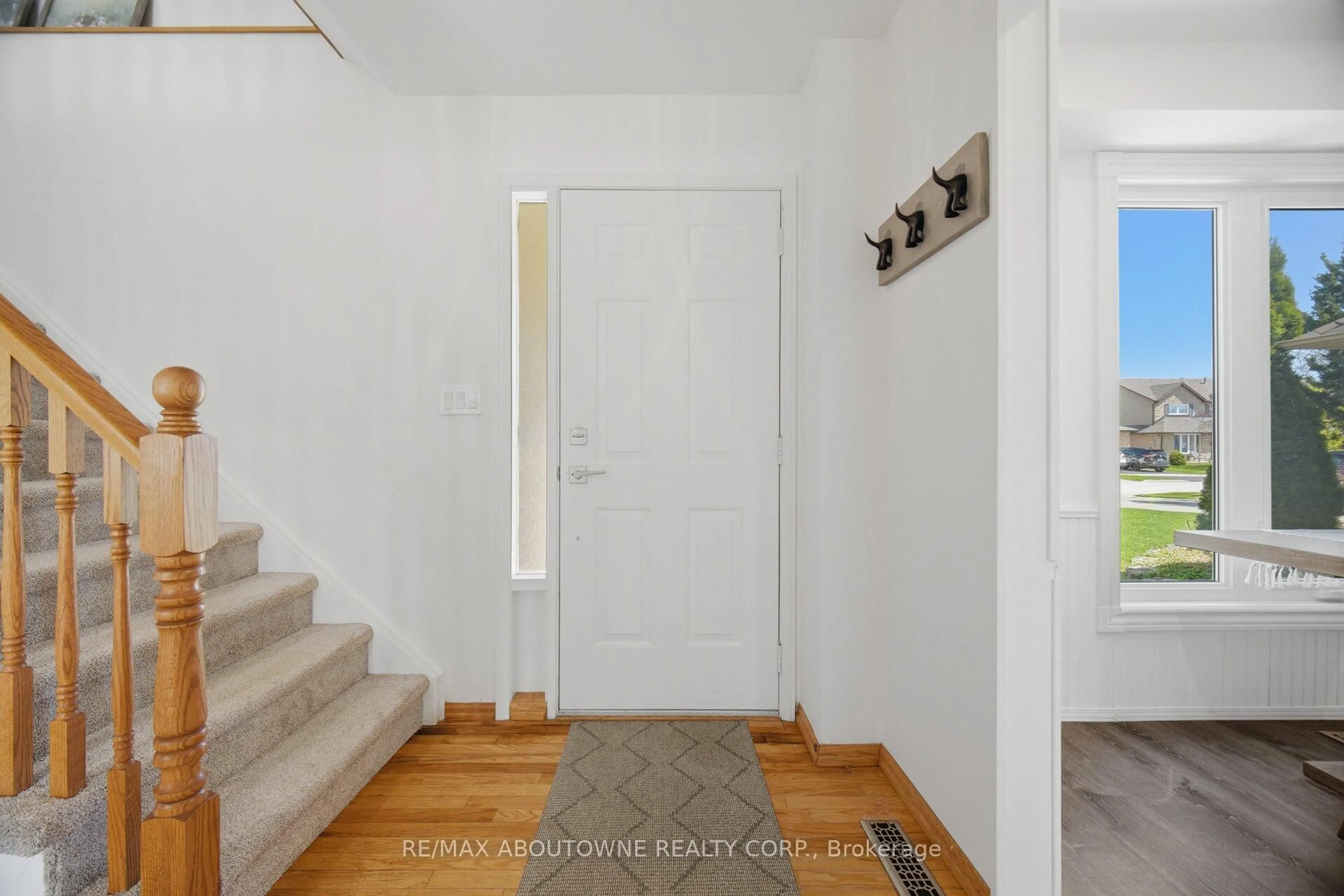 Indoor entryway for 2395 Arnold Cres, Burlington Ontario L7P 4J2