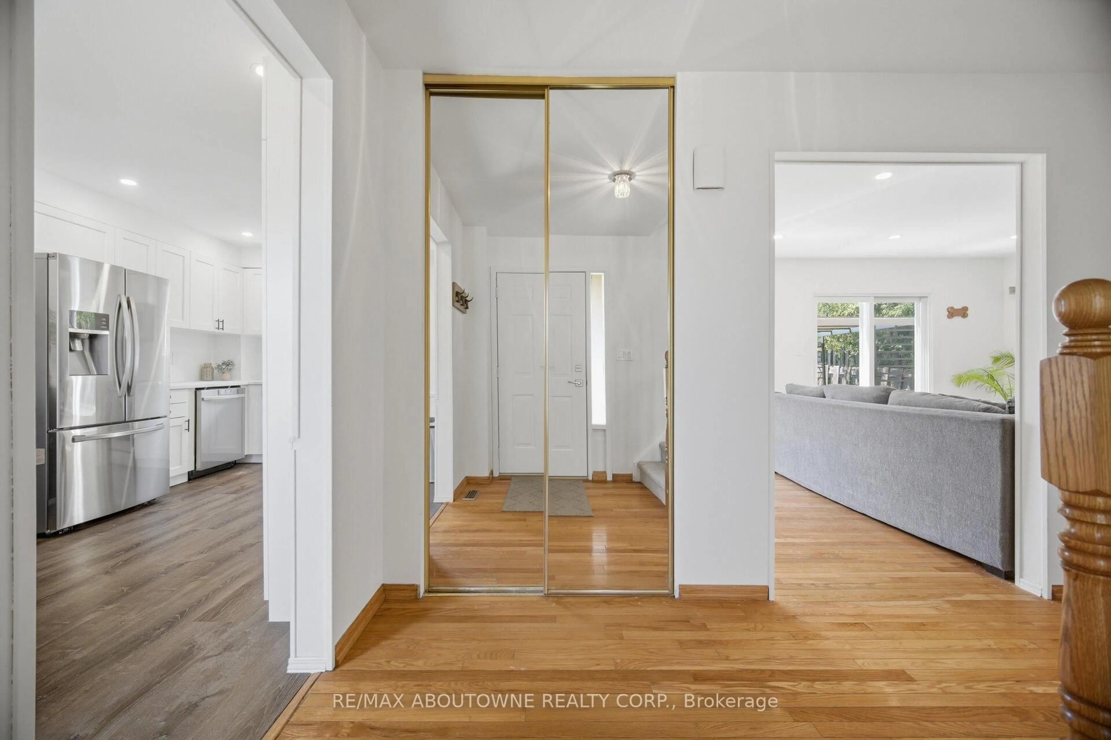 Indoor entryway for 2395 Arnold Cres, Burlington Ontario L7P 4J2