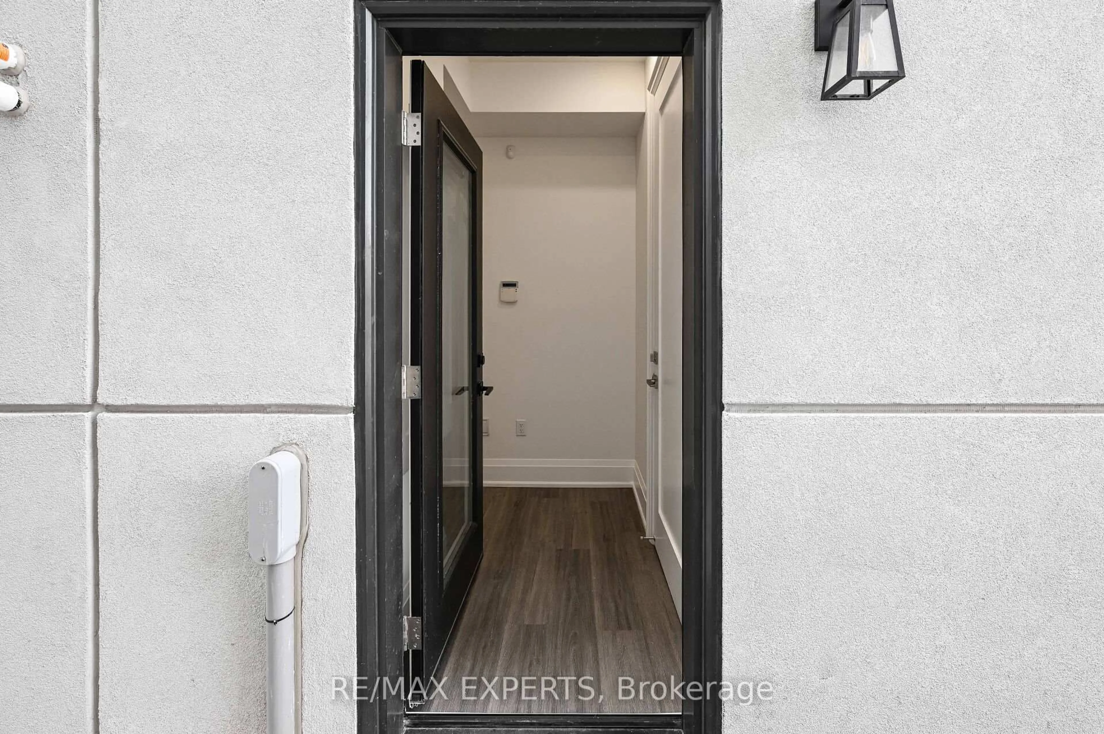 Indoor entryway for 17 St Gaspar Crt, Toronto Ontario M6L 1Y7