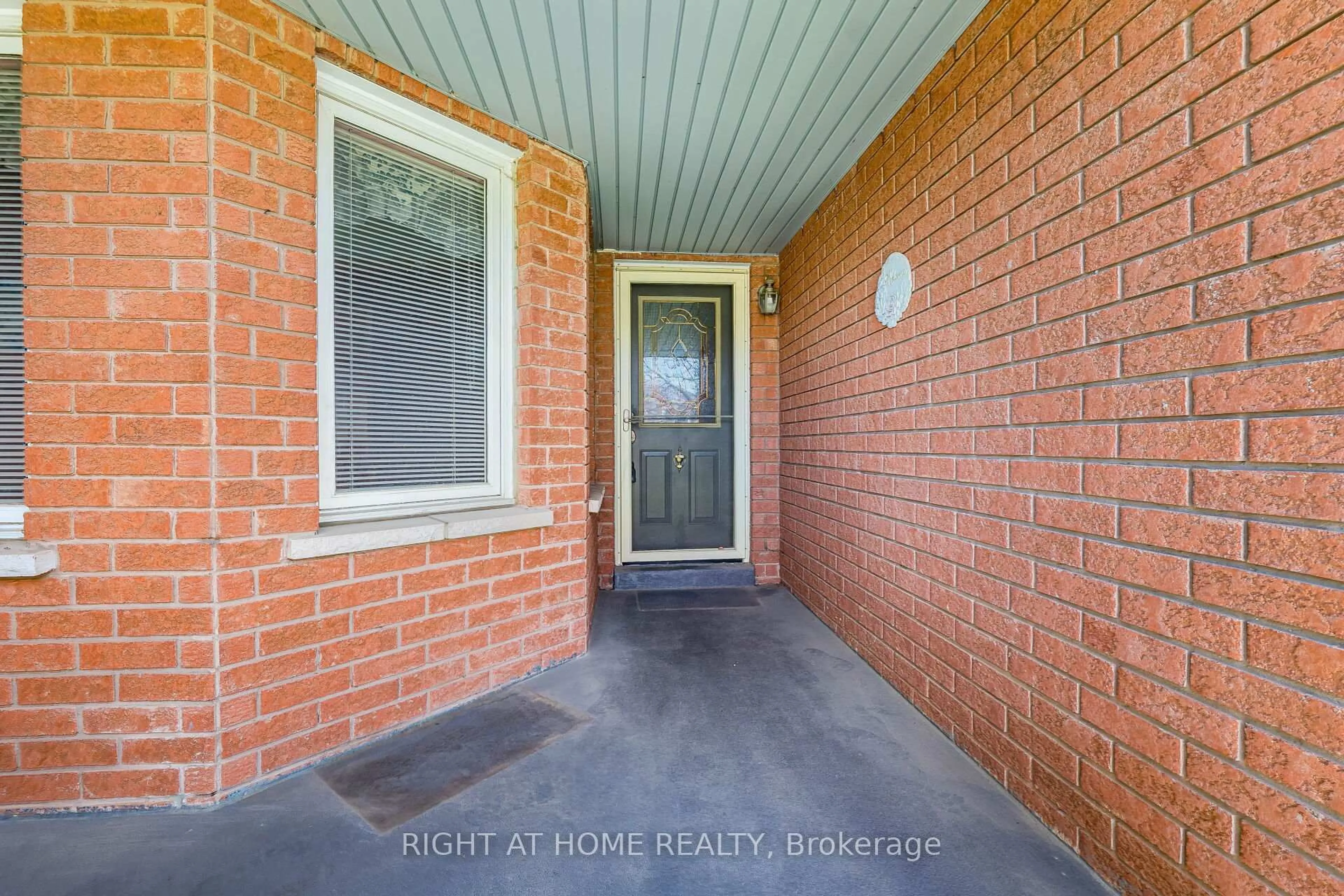 Indoor entryway for 9 Woodstream Ave, Brampton Ontario L6R 1N7