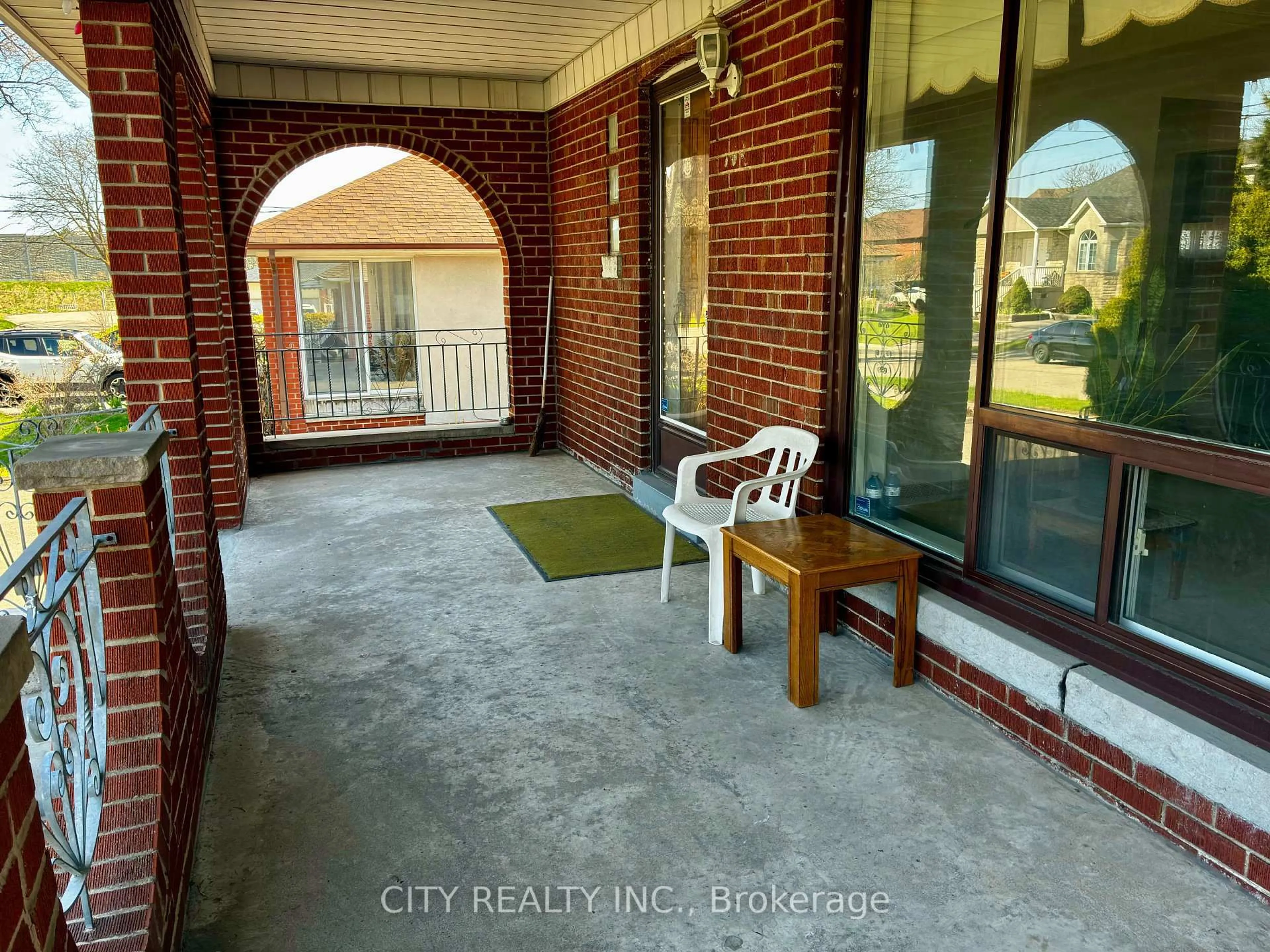 Indoor entryway for 40 Montana Ave, Toronto Ontario M3M 1B6
