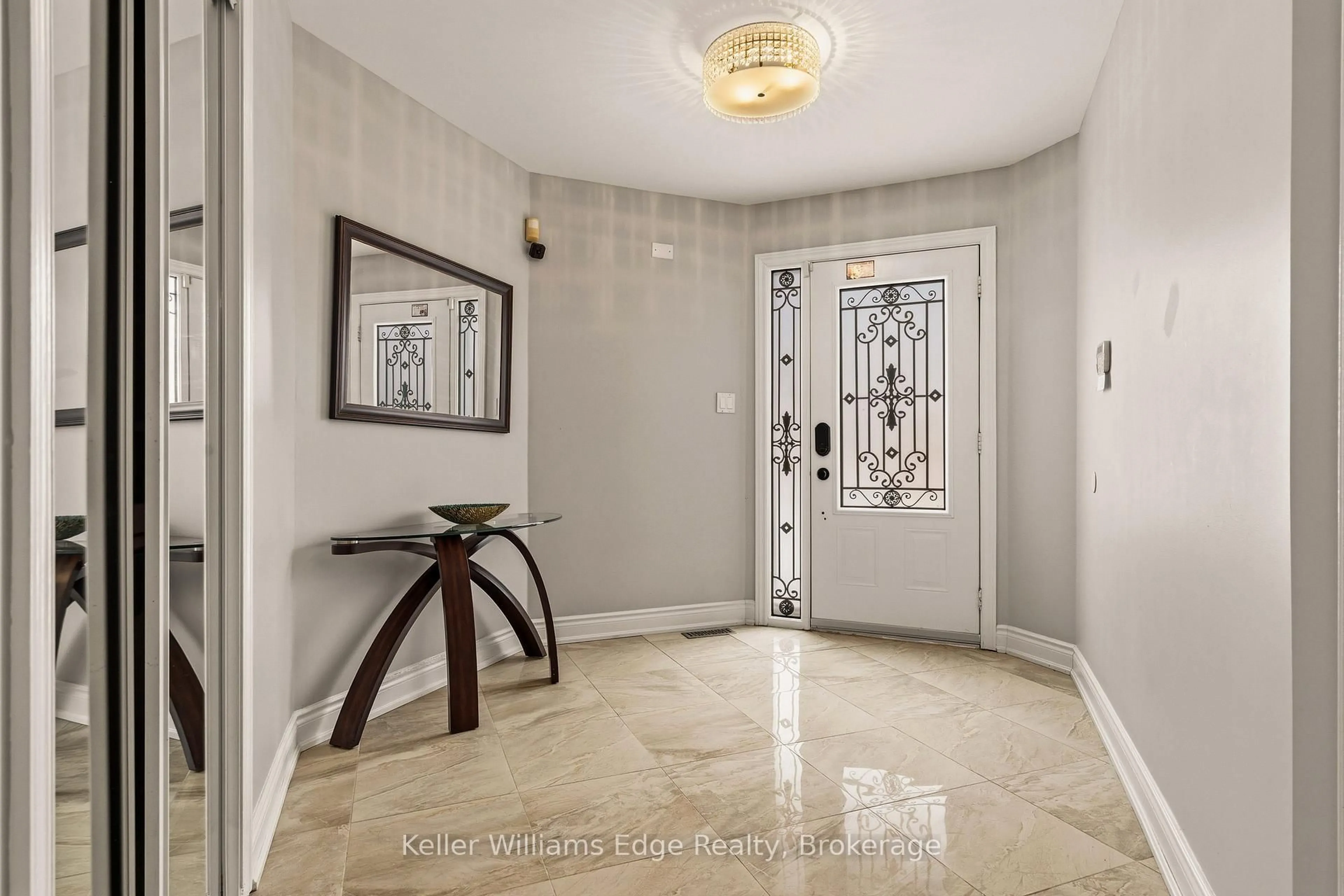 Indoor foyer for 6760 Dillingwood Dr, Mississauga Ontario L5N 7A2