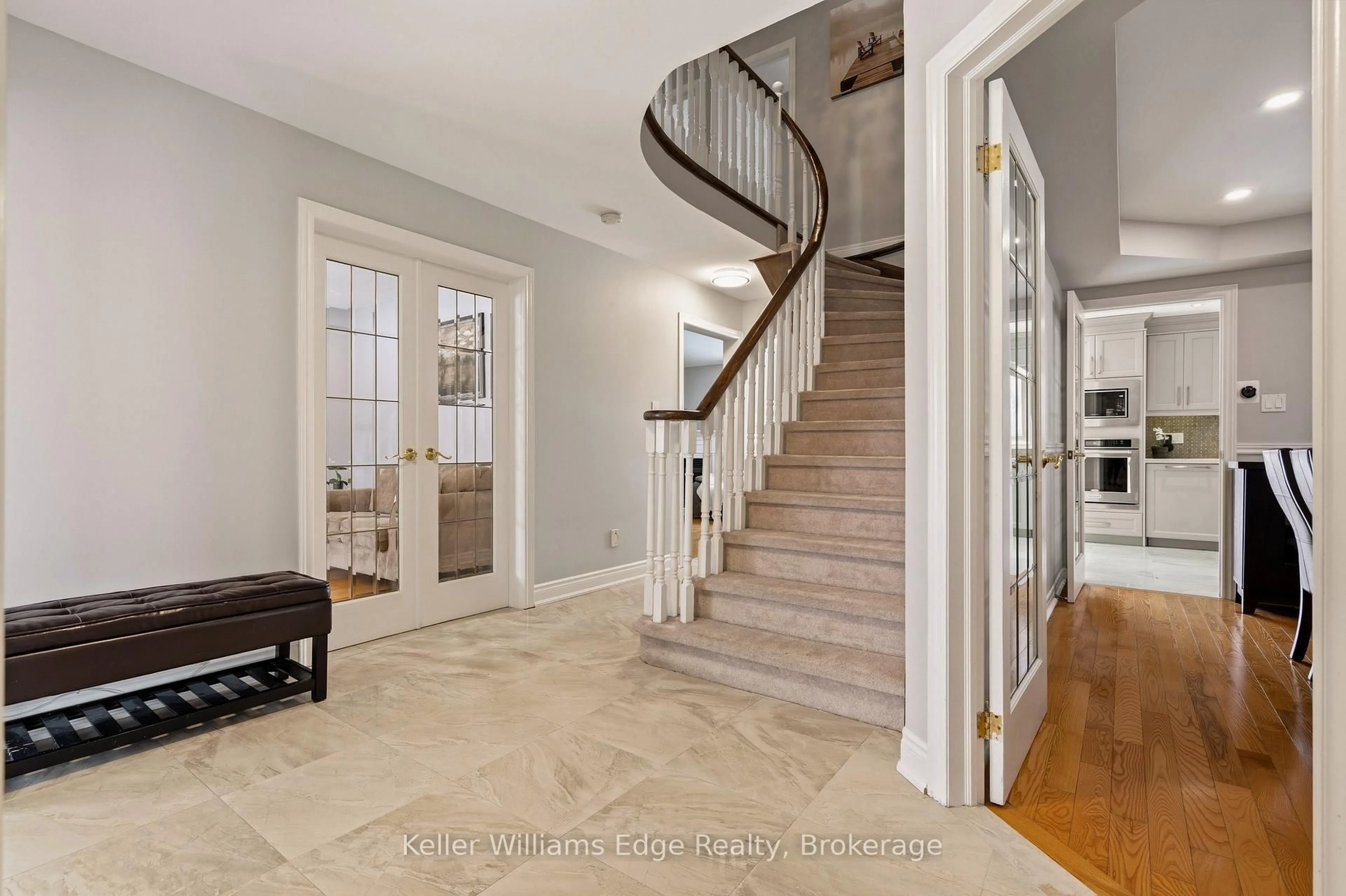 Indoor entryway for 6760 Dillingwood Dr, Mississauga Ontario L5N 7A2