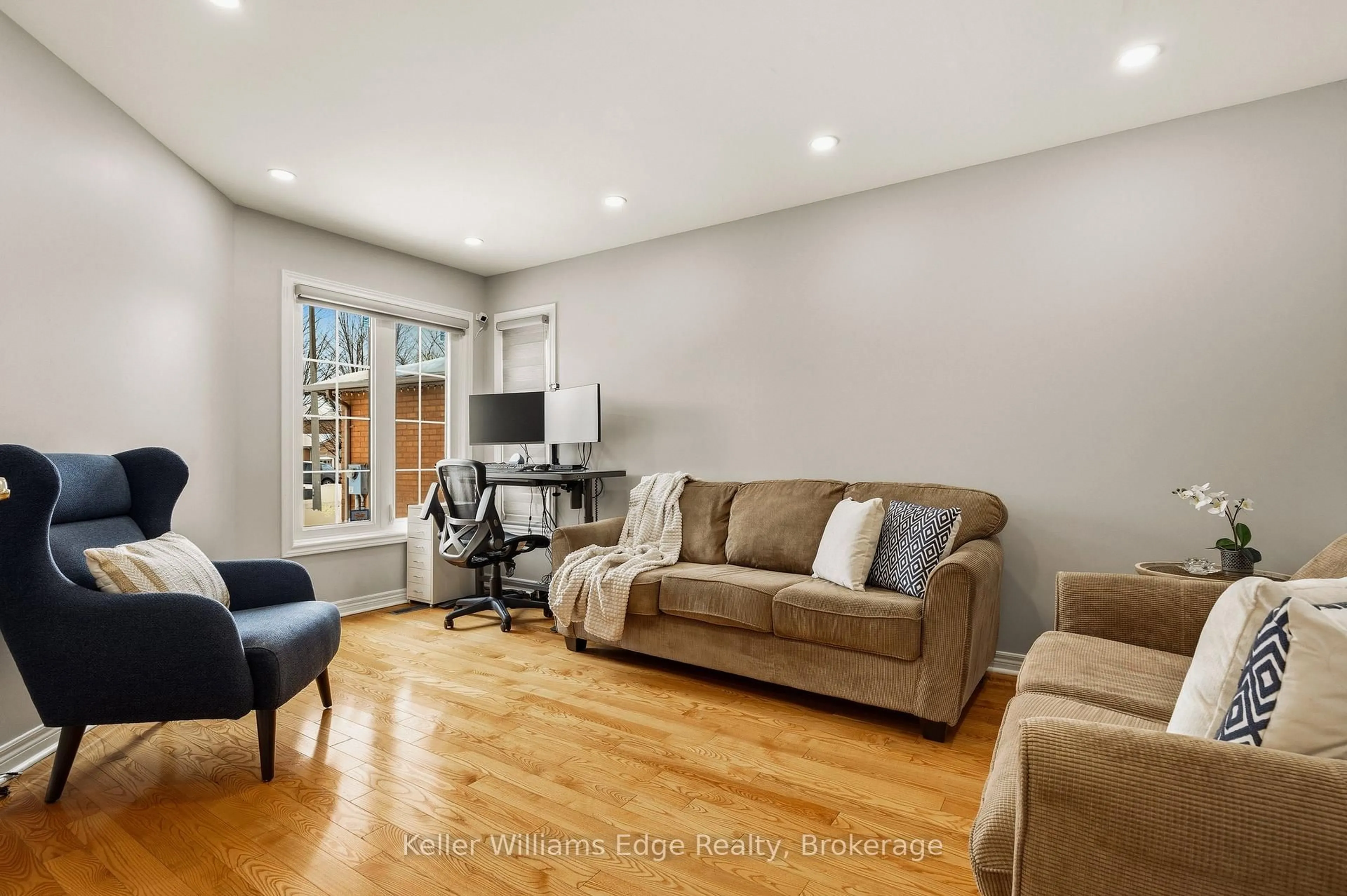 Living room with furniture, unknown for 6760 Dillingwood Dr, Mississauga Ontario L5N 7A2