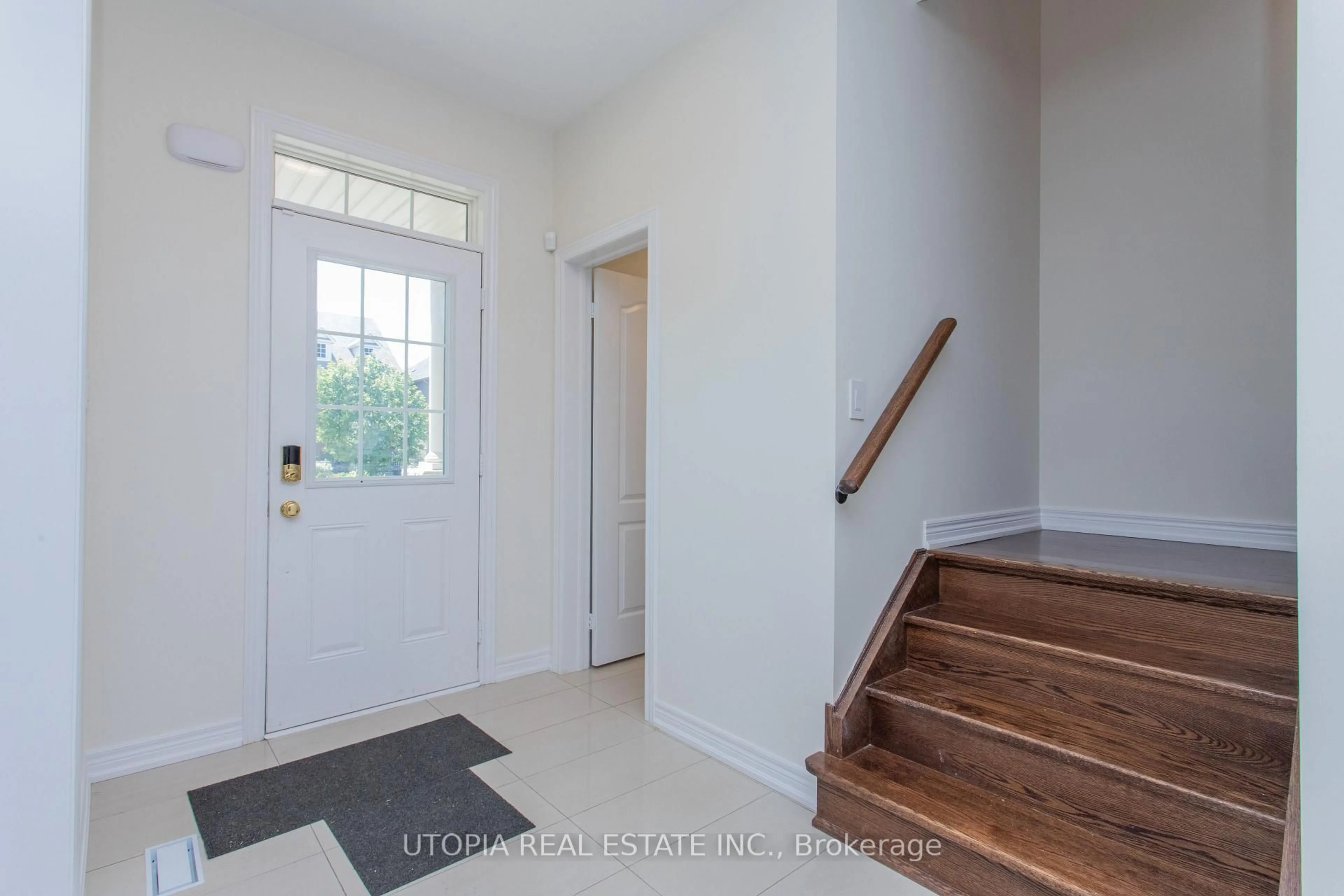 Indoor entryway for 5409 Tenth Line, Mississauga Ontario L5M 0V7