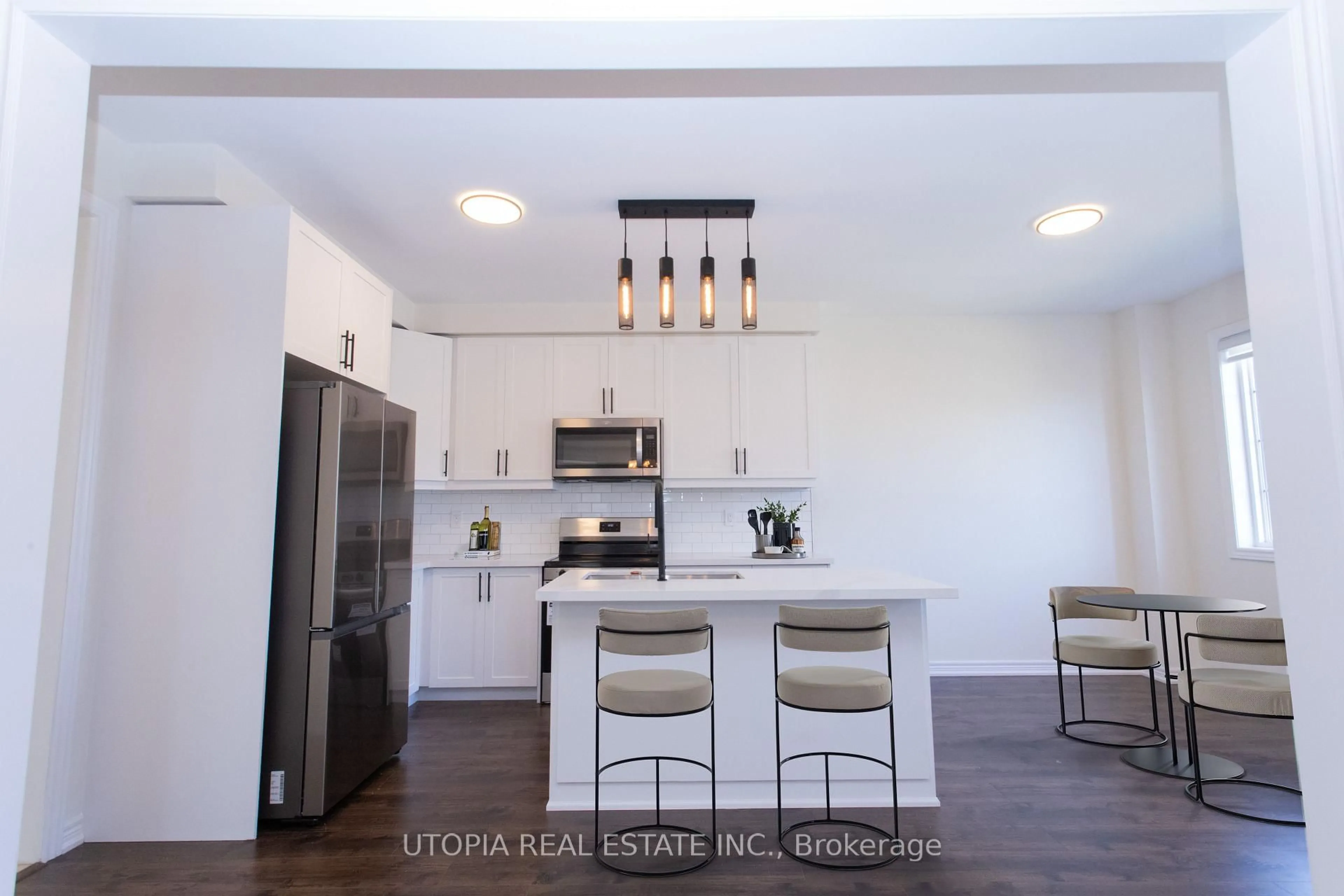 Open concept kitchen, ceramic/tile floor for 5409 Tenth Line, Mississauga Ontario L5M 0V7