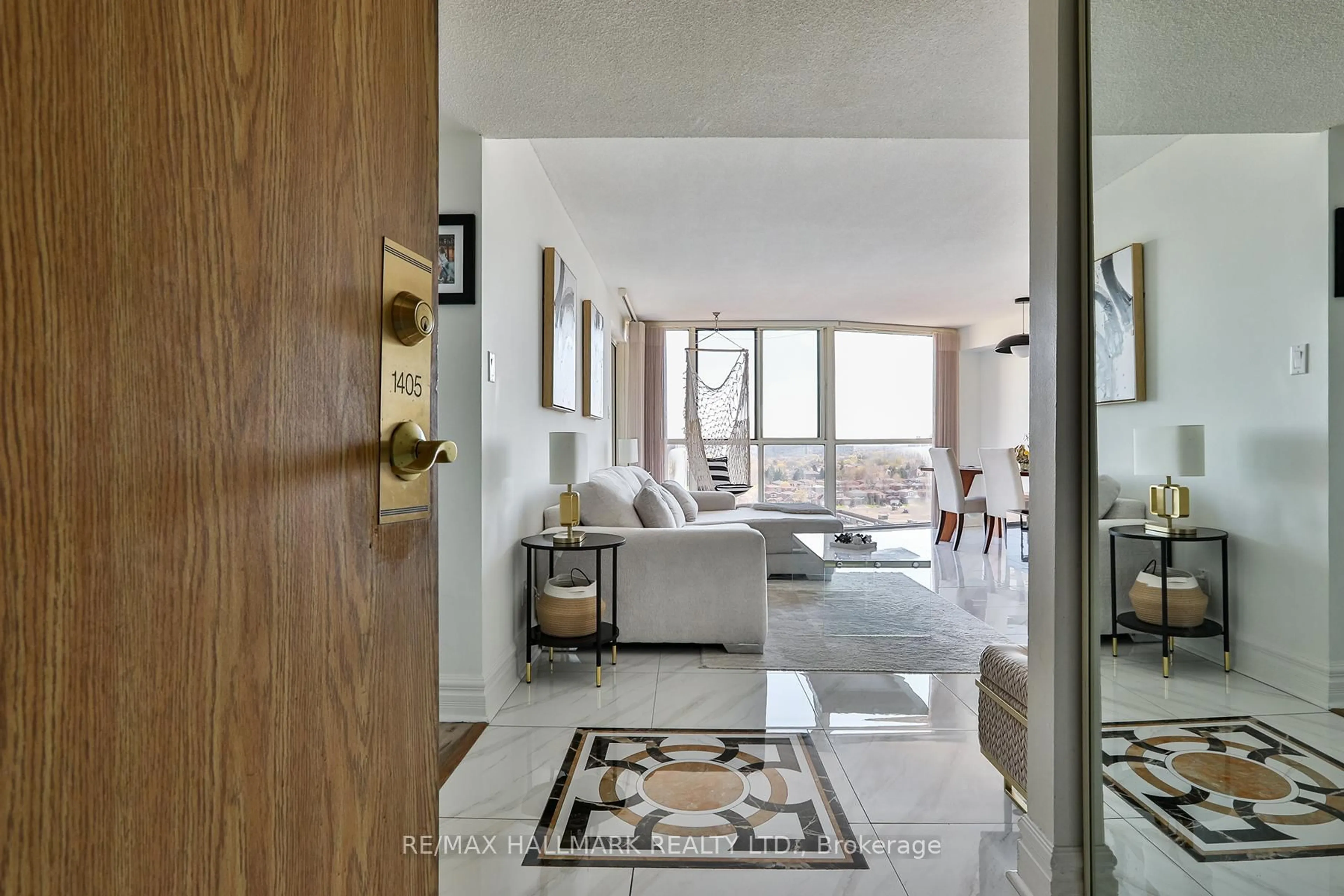 Indoor foyer for 1360 Rathburn Rd #1405, Mississauga Ontario L4W 4H4