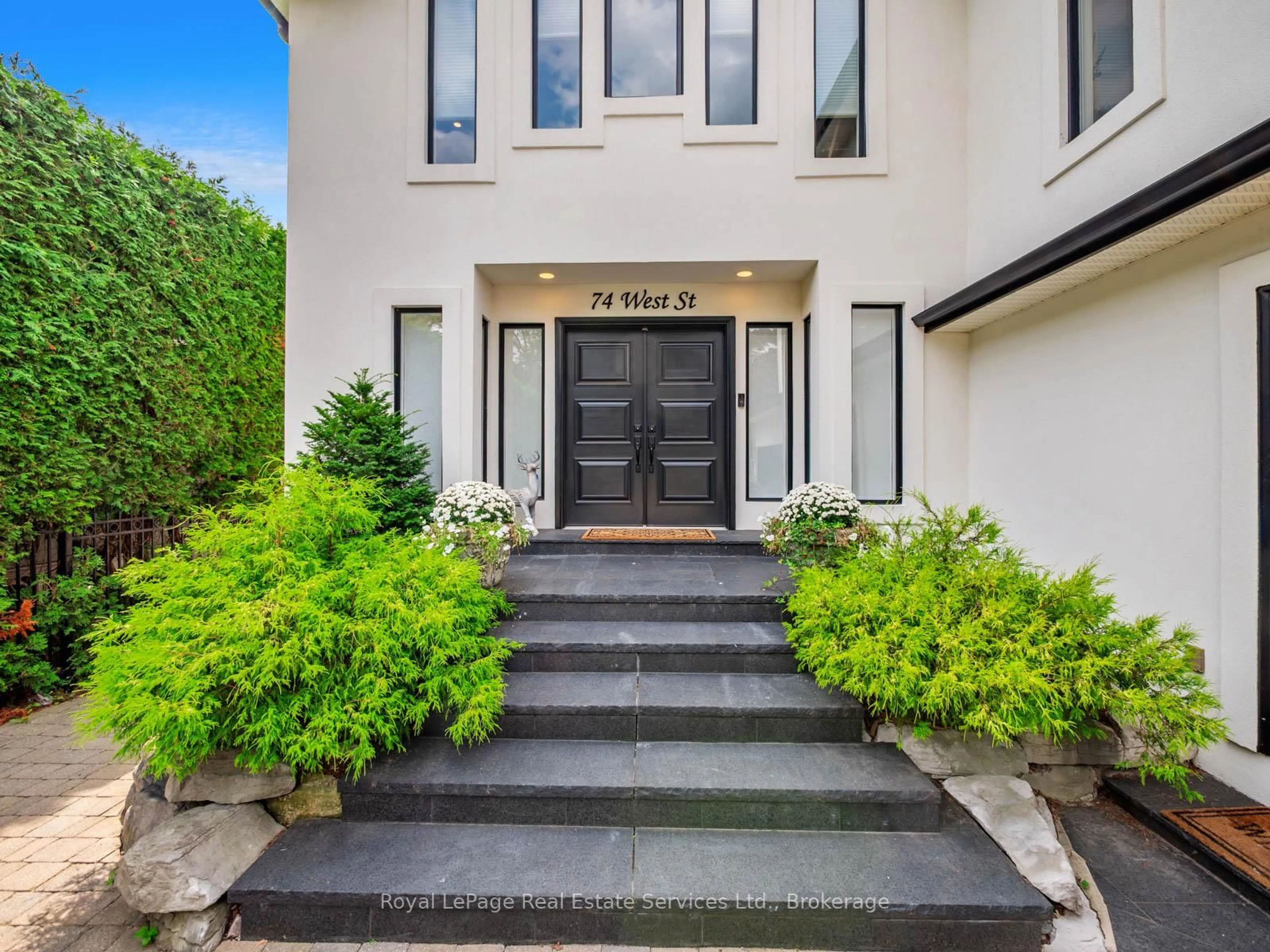 Indoor entryway for 74 West St, Oakville Ontario L6L 2Y7