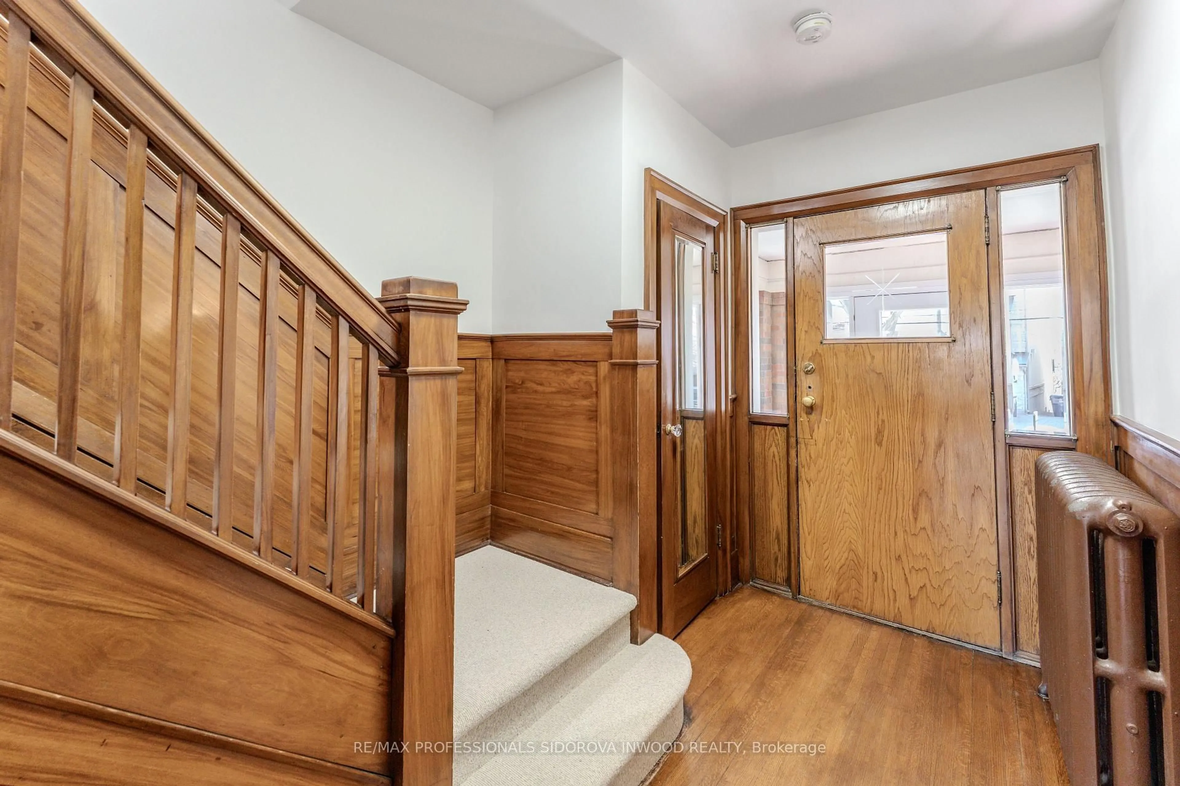 Indoor entryway for 17 Mossom Rd, Toronto Ontario M6S 1L9