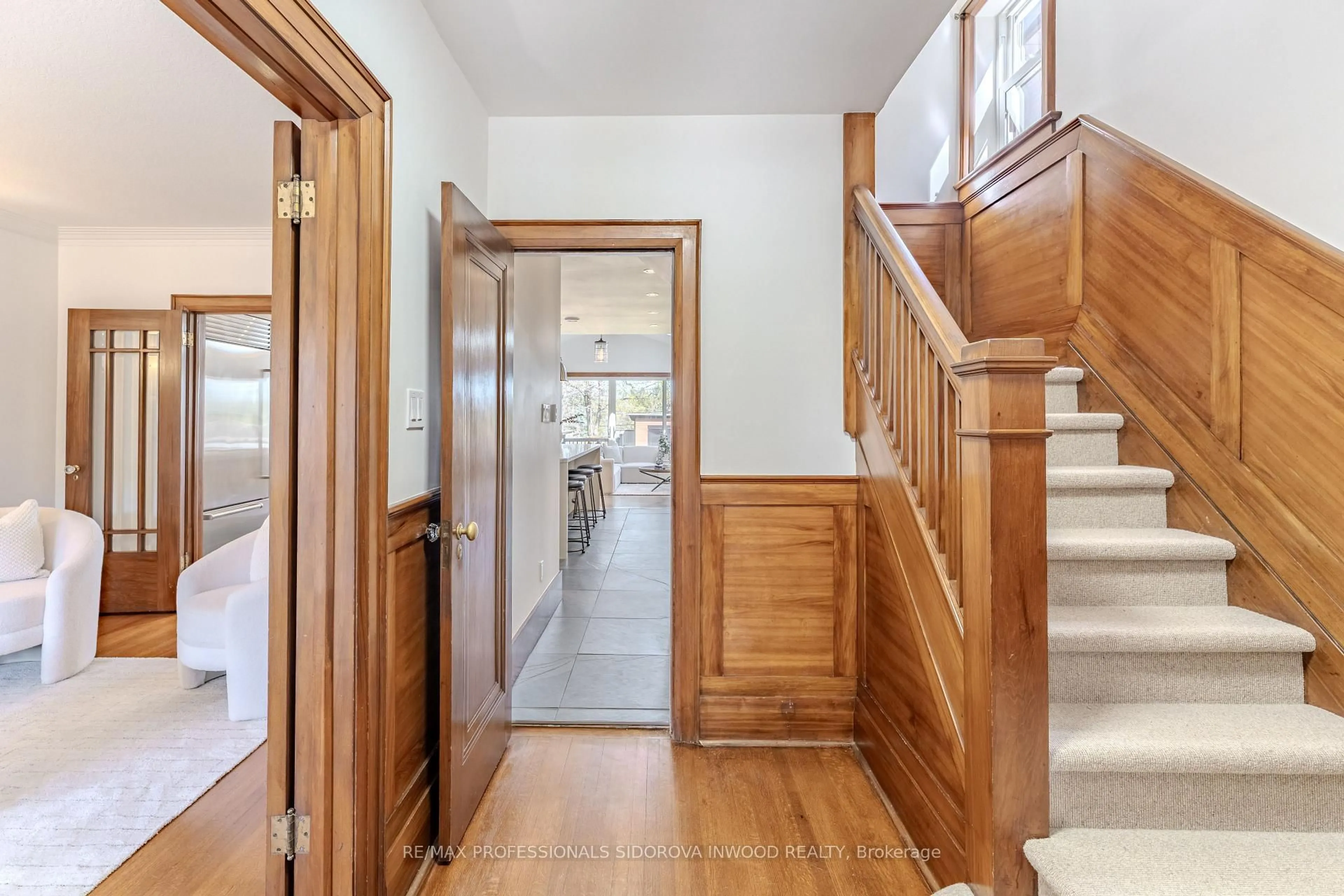 Indoor foyer for 17 Mossom Rd, Toronto Ontario M6S 1L9