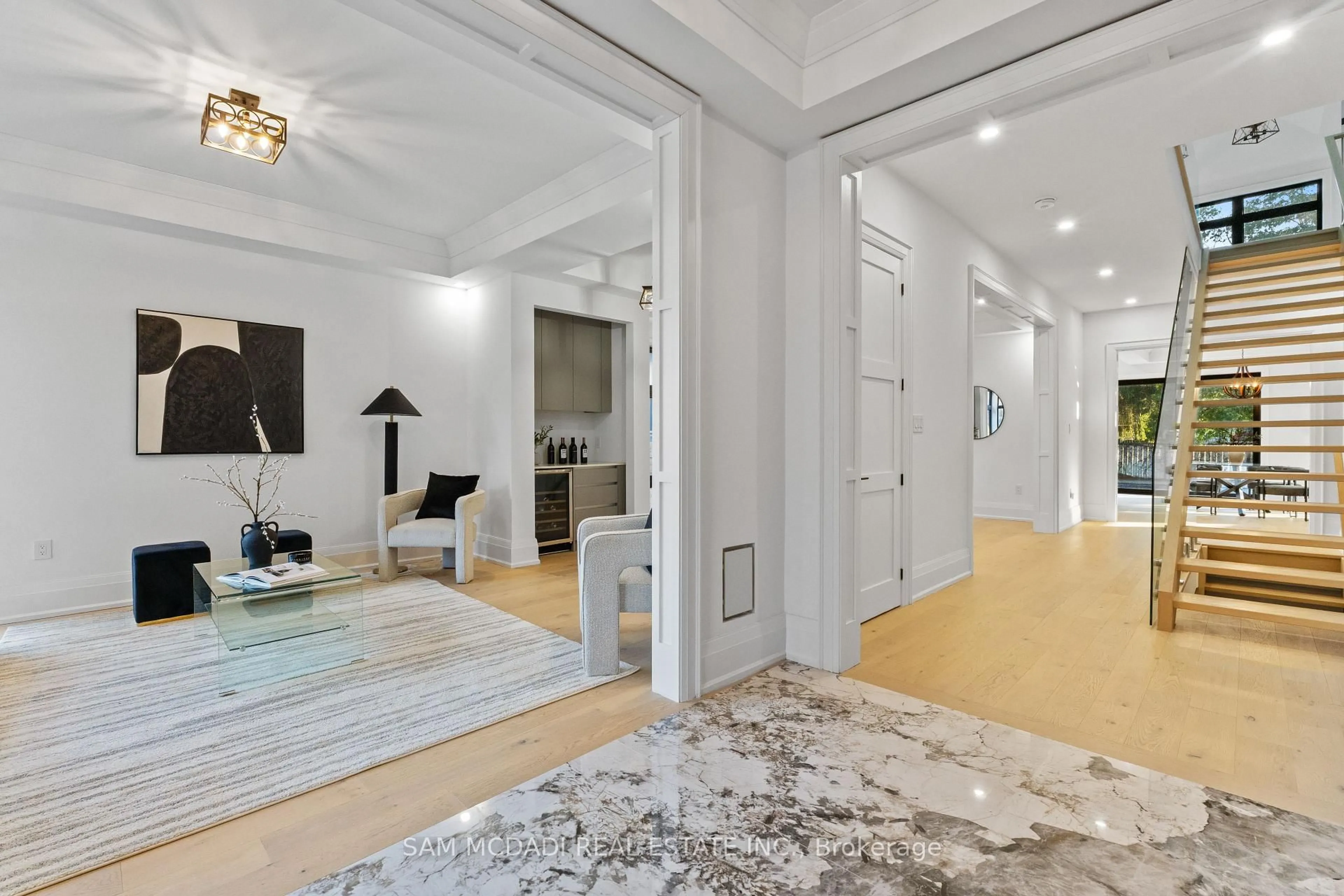 Indoor foyer for 1610 Kenmuir Ave, Mississauga Ontario L5G 4B5