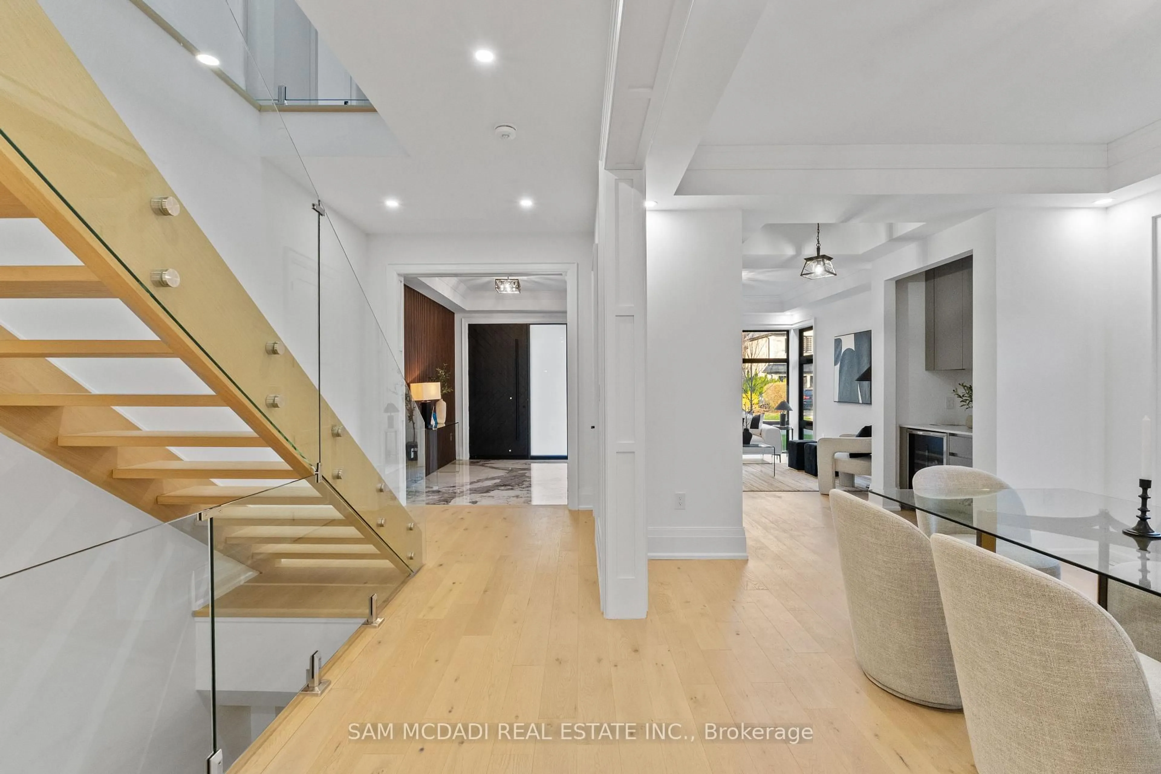 Indoor foyer for 1610 Kenmuir Ave, Mississauga Ontario L5G 4B5