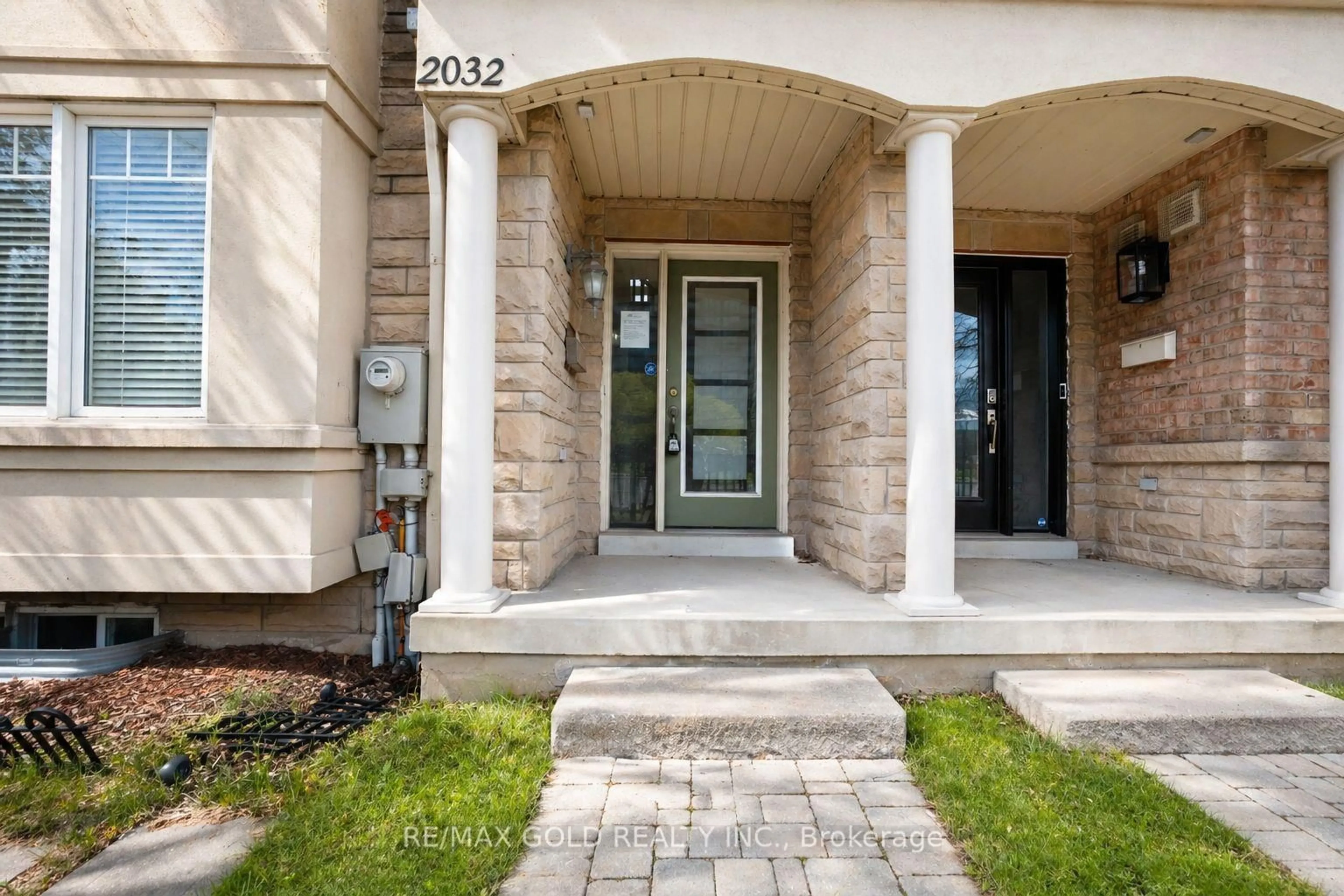 Indoor entryway for 2032 Lakeshore Rd, Mississauga Ontario L5J 1J8
