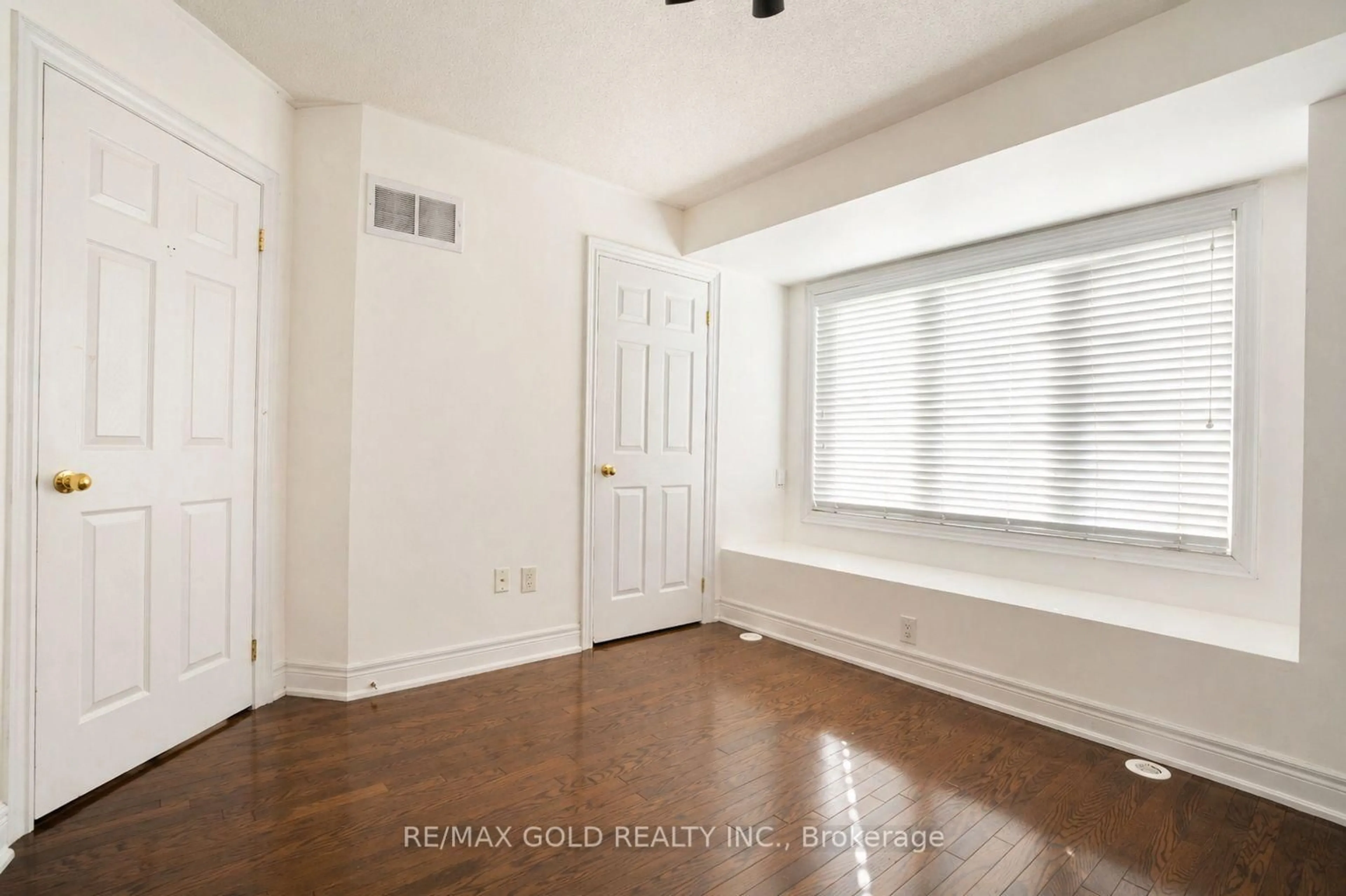 A pic of a room for 2032 Lakeshore Rd, Mississauga Ontario L5J 1J8