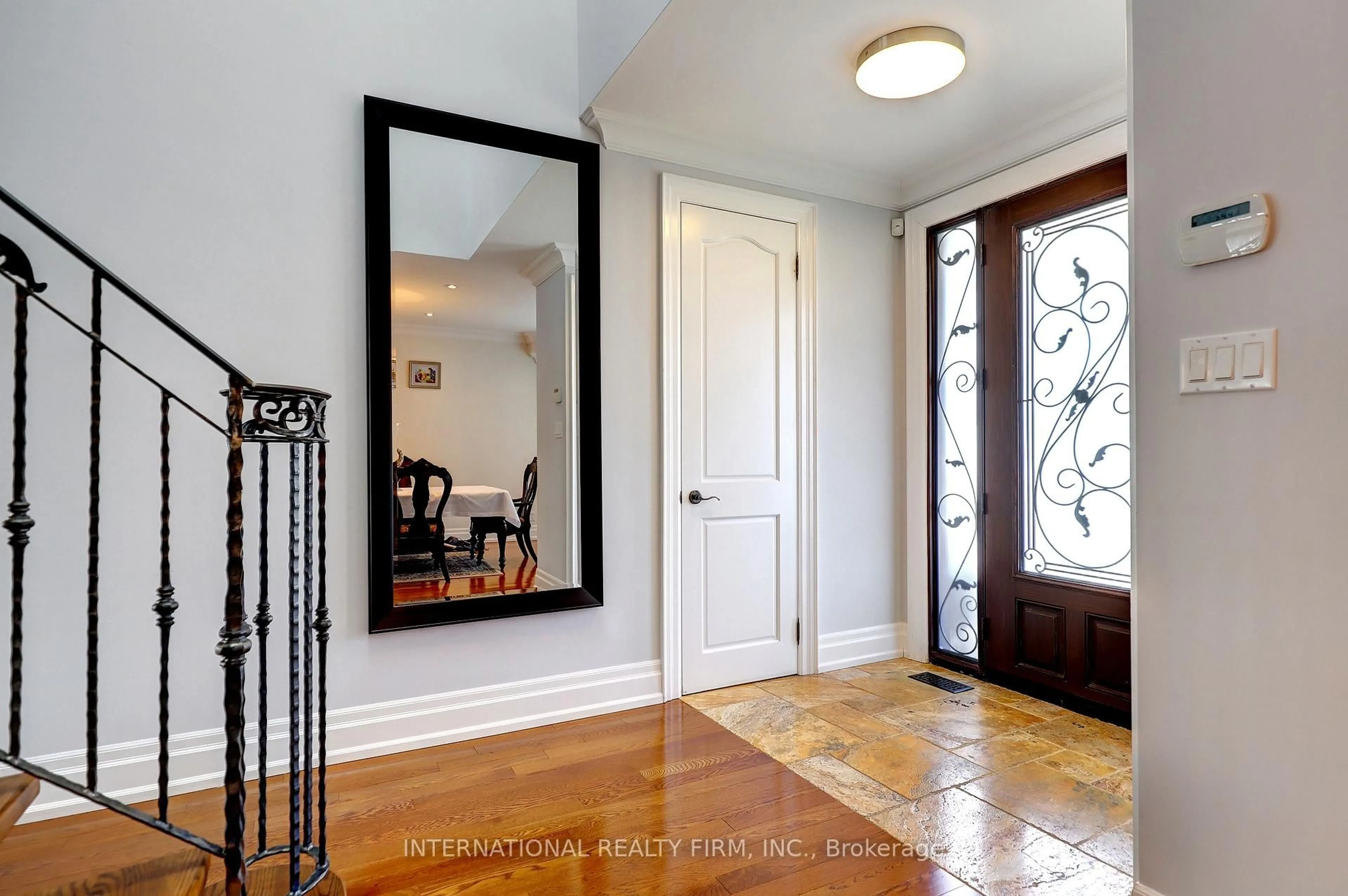 Indoor entryway for 3496 Burningoak Cres, Mississauga Ontario L4Y 3L5