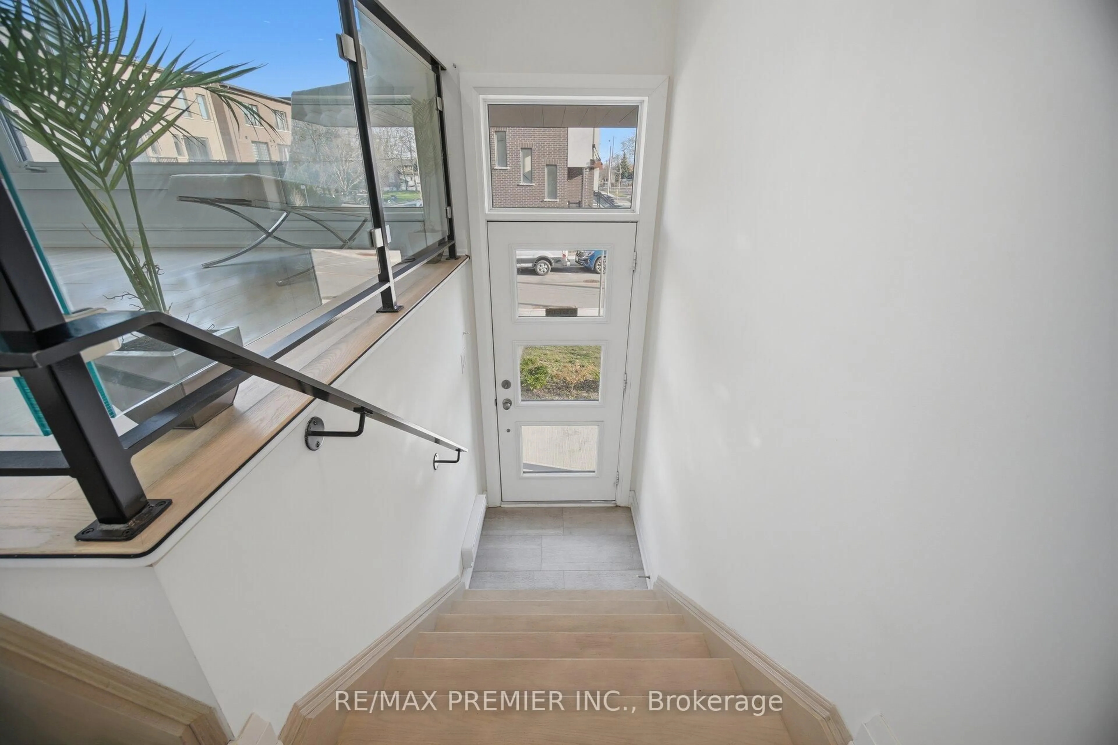 Indoor entryway for 43 Wild Rose Gdns, Toronto Ontario M6L 0A5