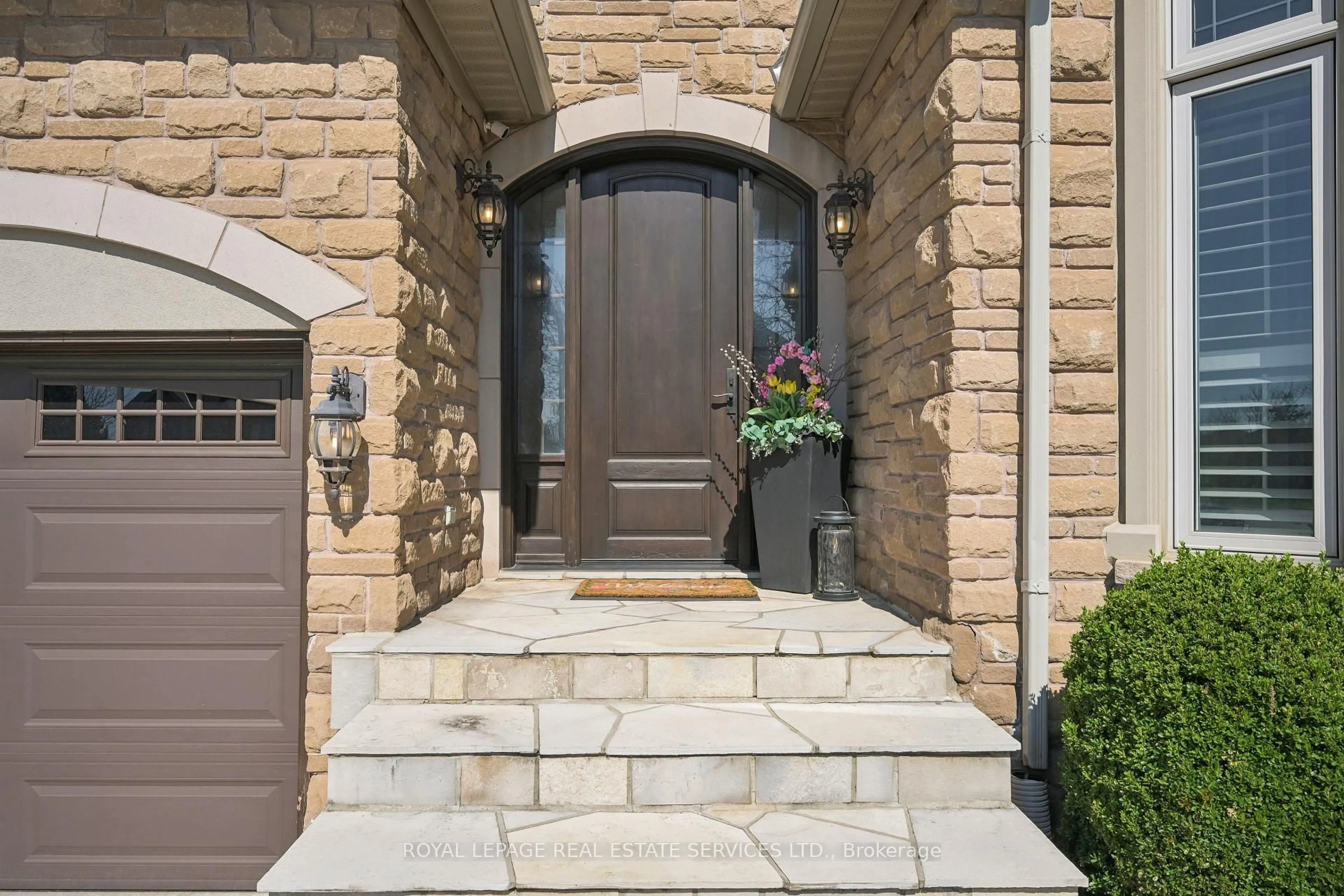 Indoor entryway for 2175 Alderbrook Dr, Oakville Ontario L6M 4Z3