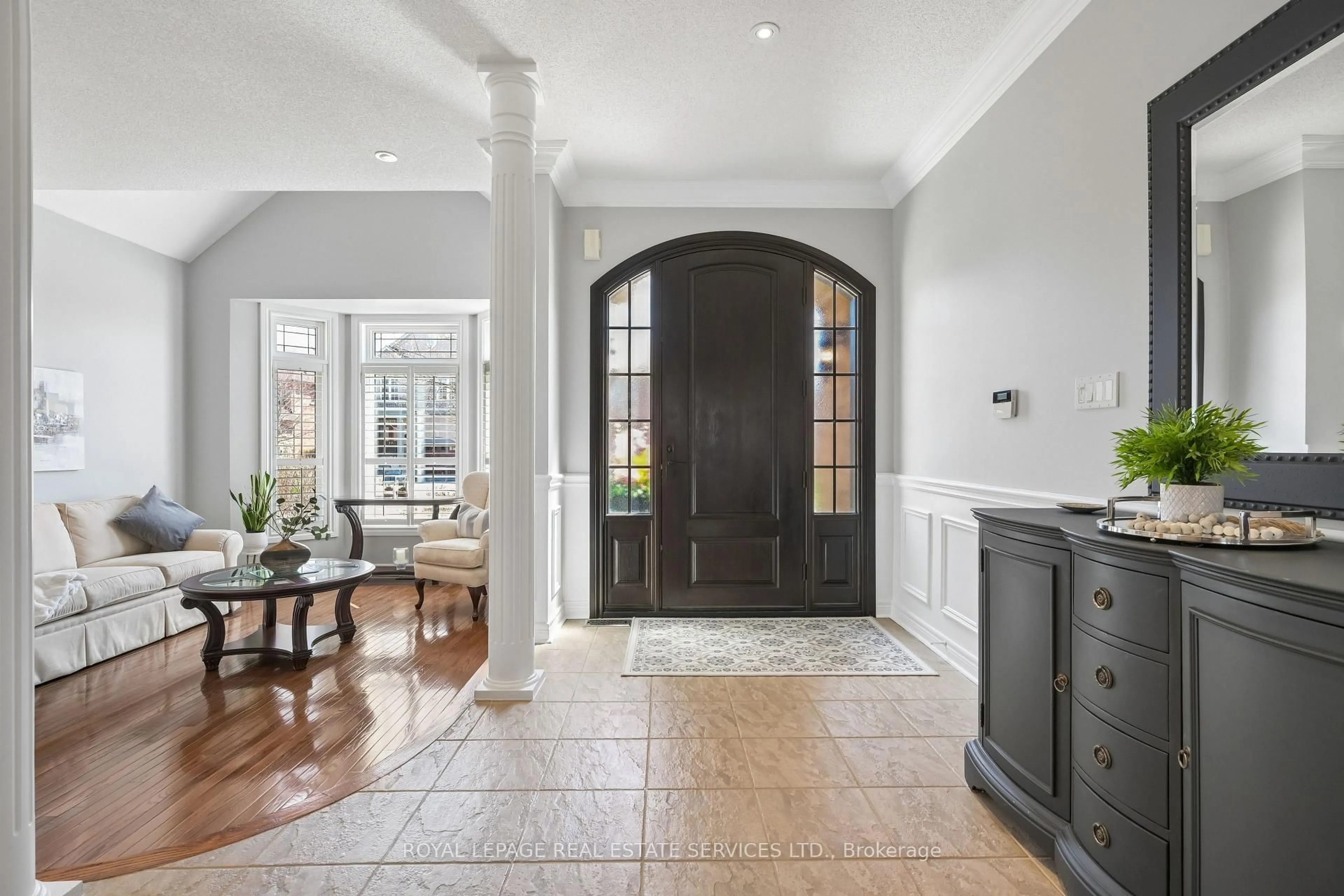 Indoor entryway for 2175 Alderbrook Dr, Oakville Ontario L6M 4Z3