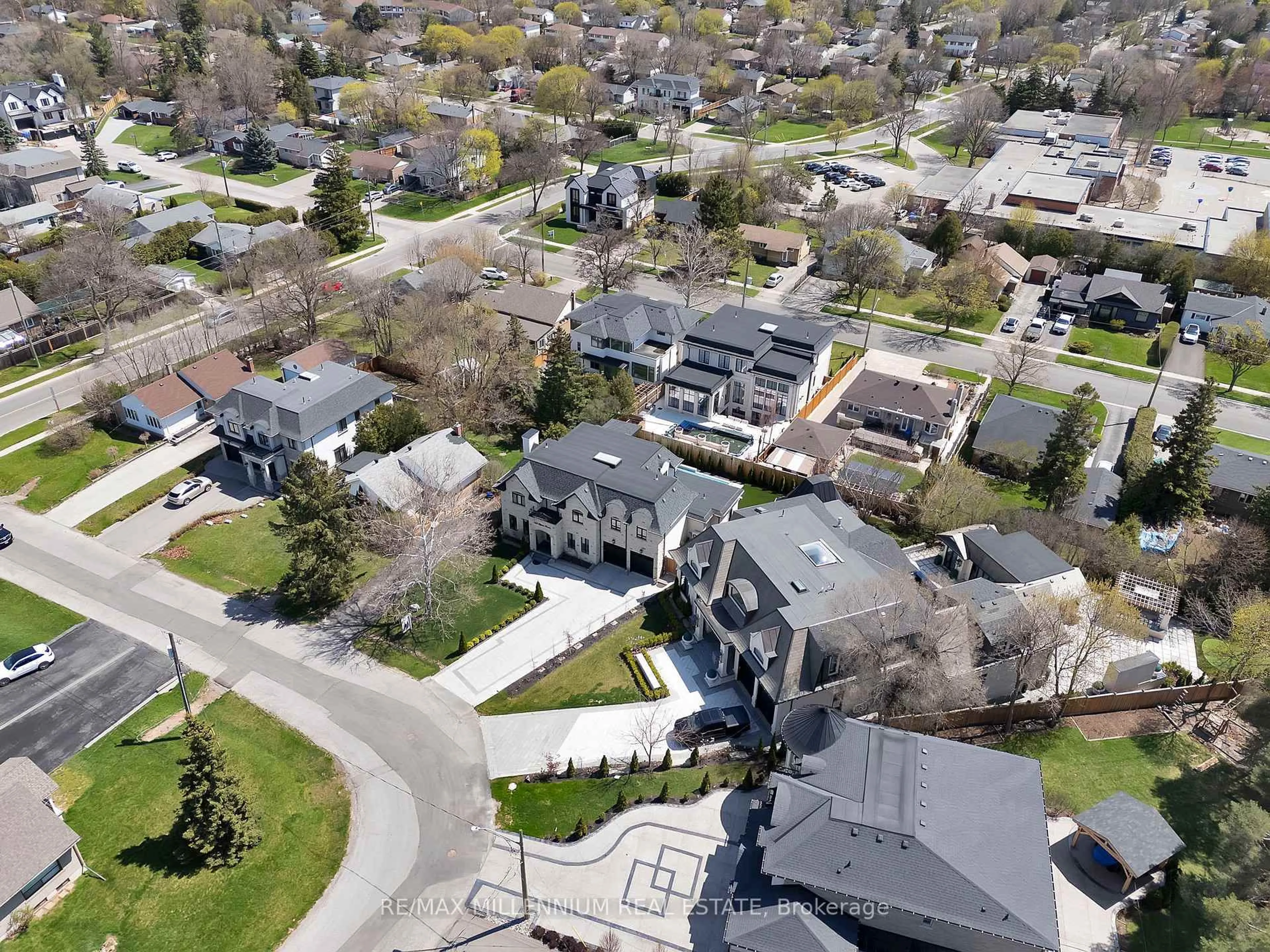 A pic from outside/outdoor area/front of a property/back of a property/a pic from drone, street for 162 Oliver Pl, Oakville Ontario L6H 1K8
