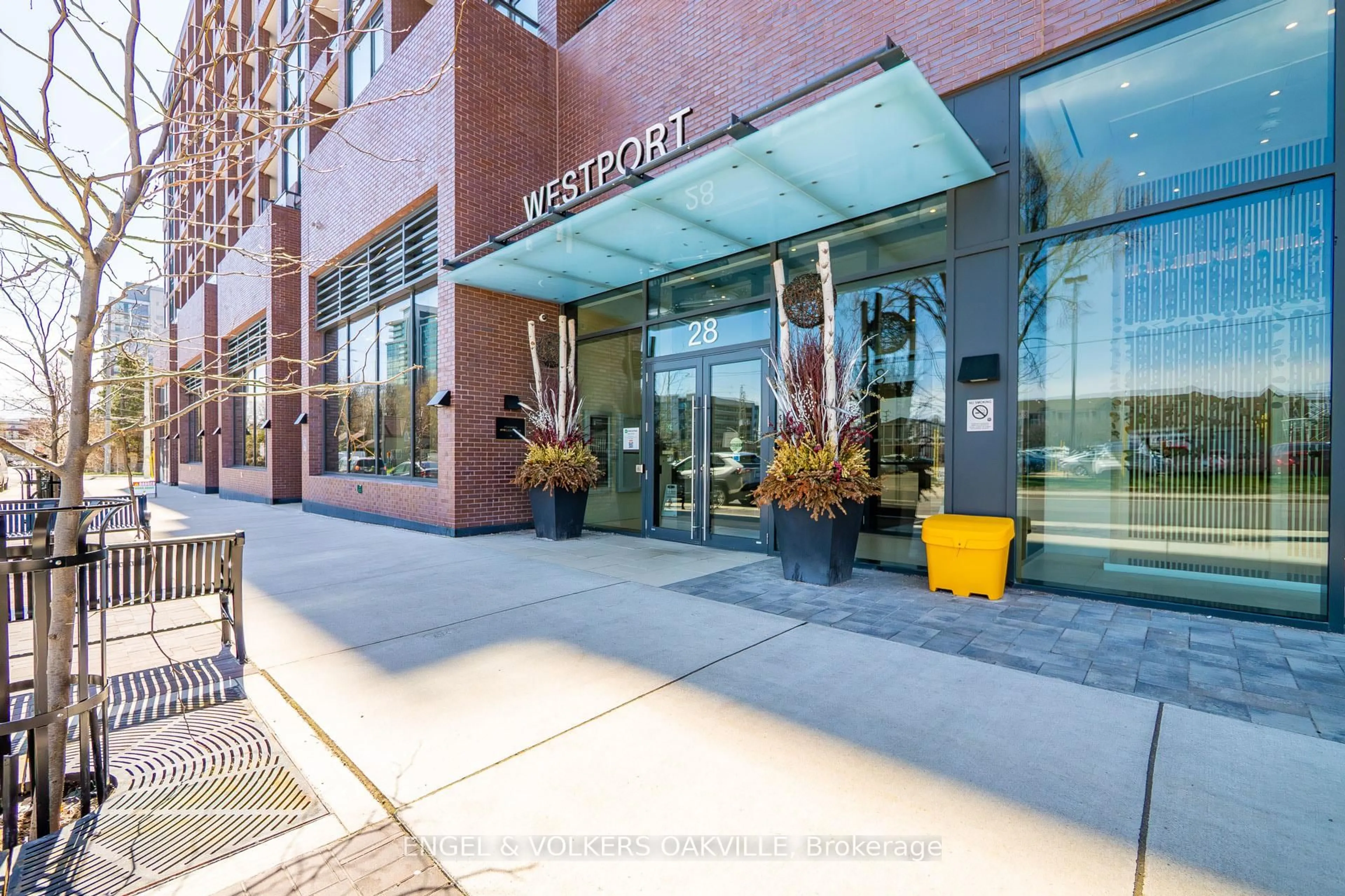 Indoor foyer for 28 Ann St #418, Mississauga Ontario L5G 0E1