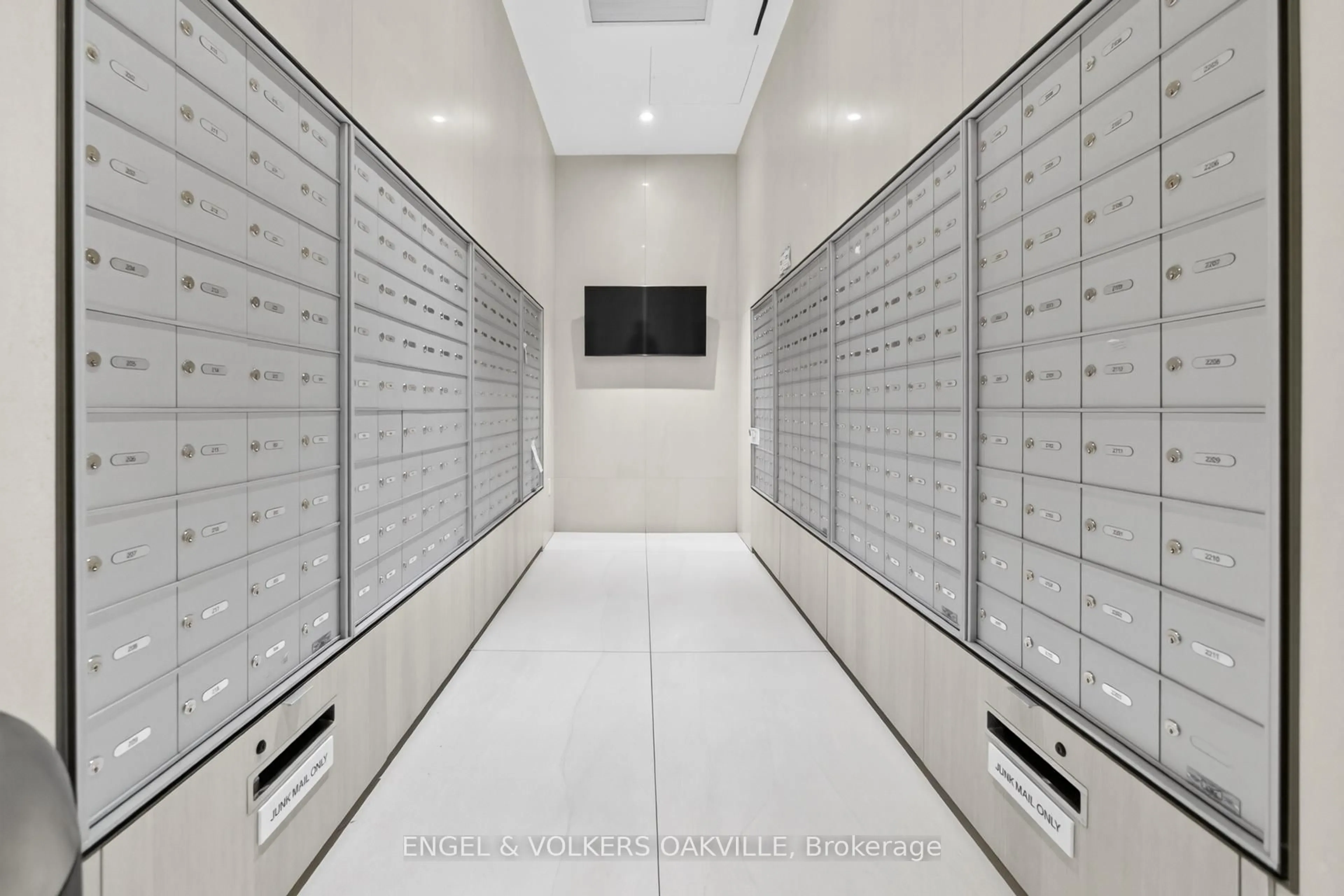 Indoor foyer for 28 Ann St #418, Mississauga Ontario L5G 0E1