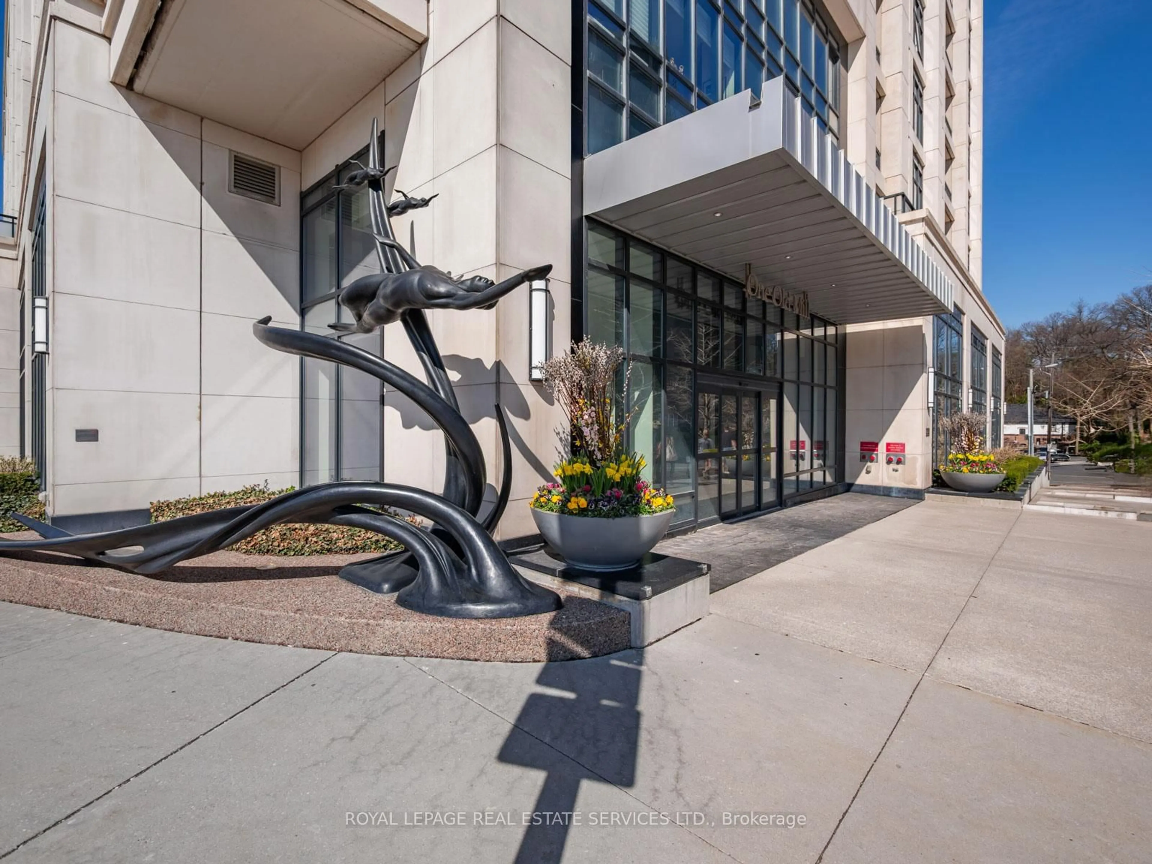 Indoor foyer for 1 Old Mill Dr #225, Toronto Ontario M6S 0A1