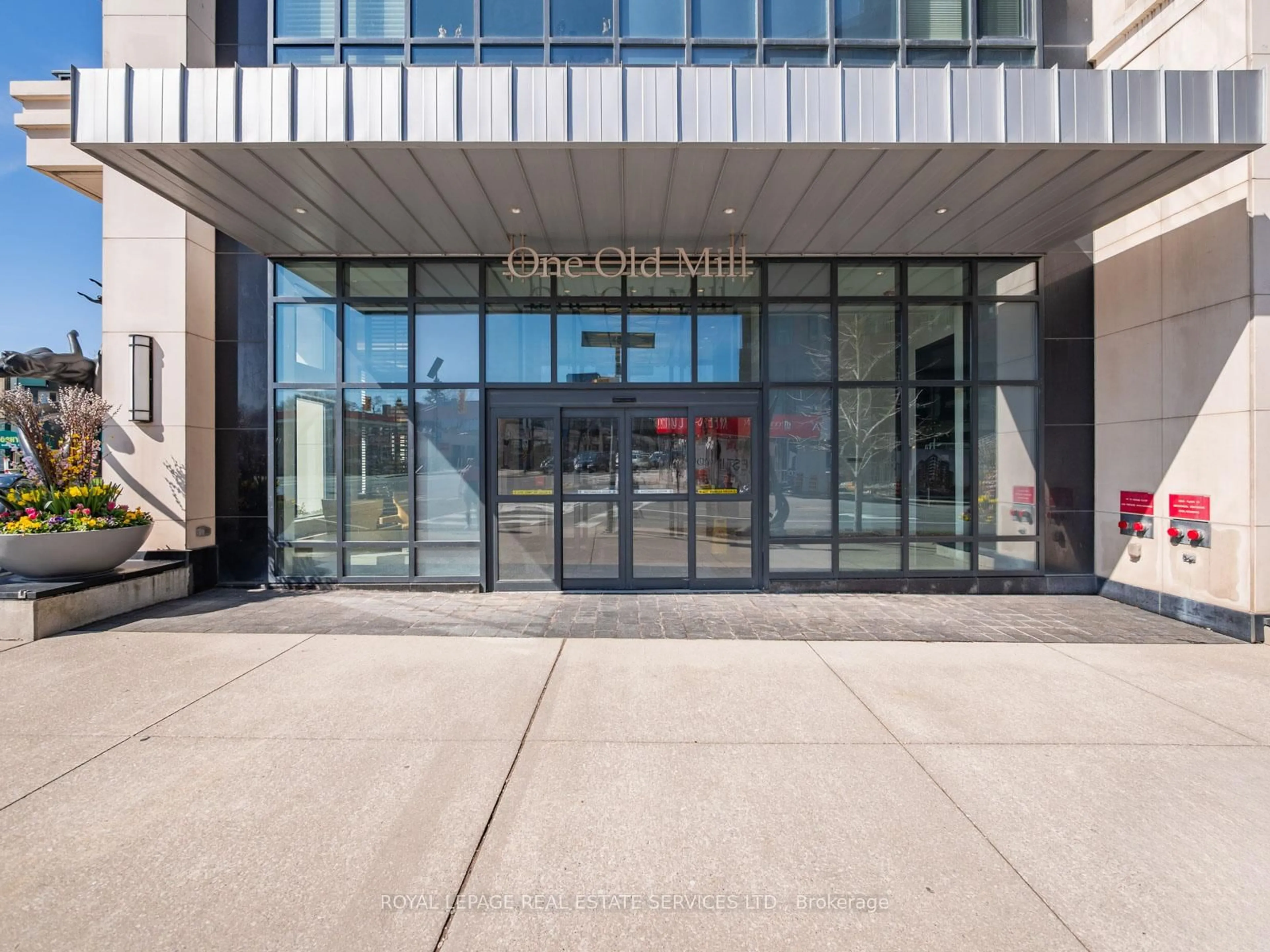 Indoor foyer for 1 Old Mill Dr #225, Toronto Ontario M6S 0A1