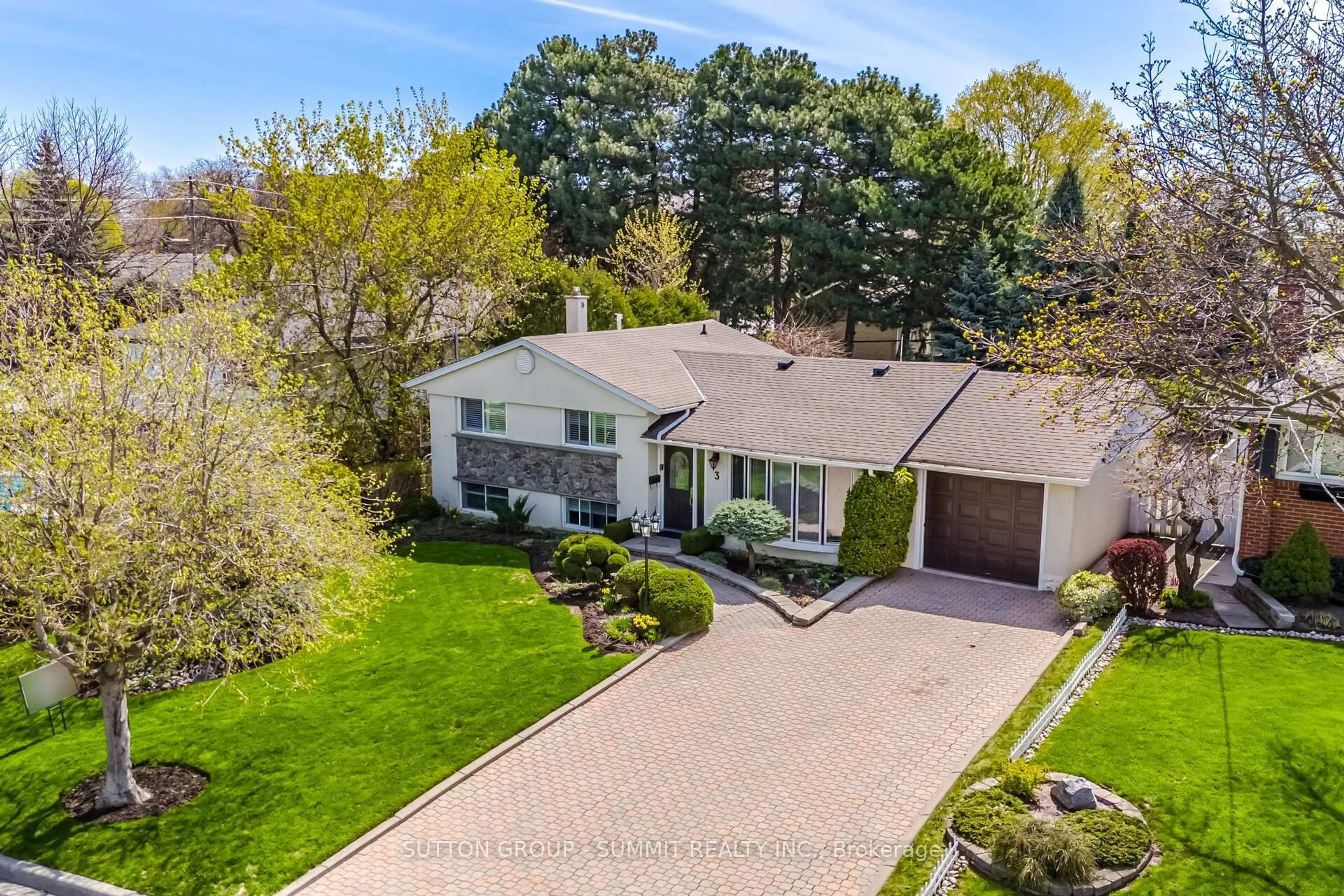 A pic from outside/outdoor area/front of a property/back of a property/a pic from drone, street for 3 Donata Dr, Mississauga Ontario L5M 1T2