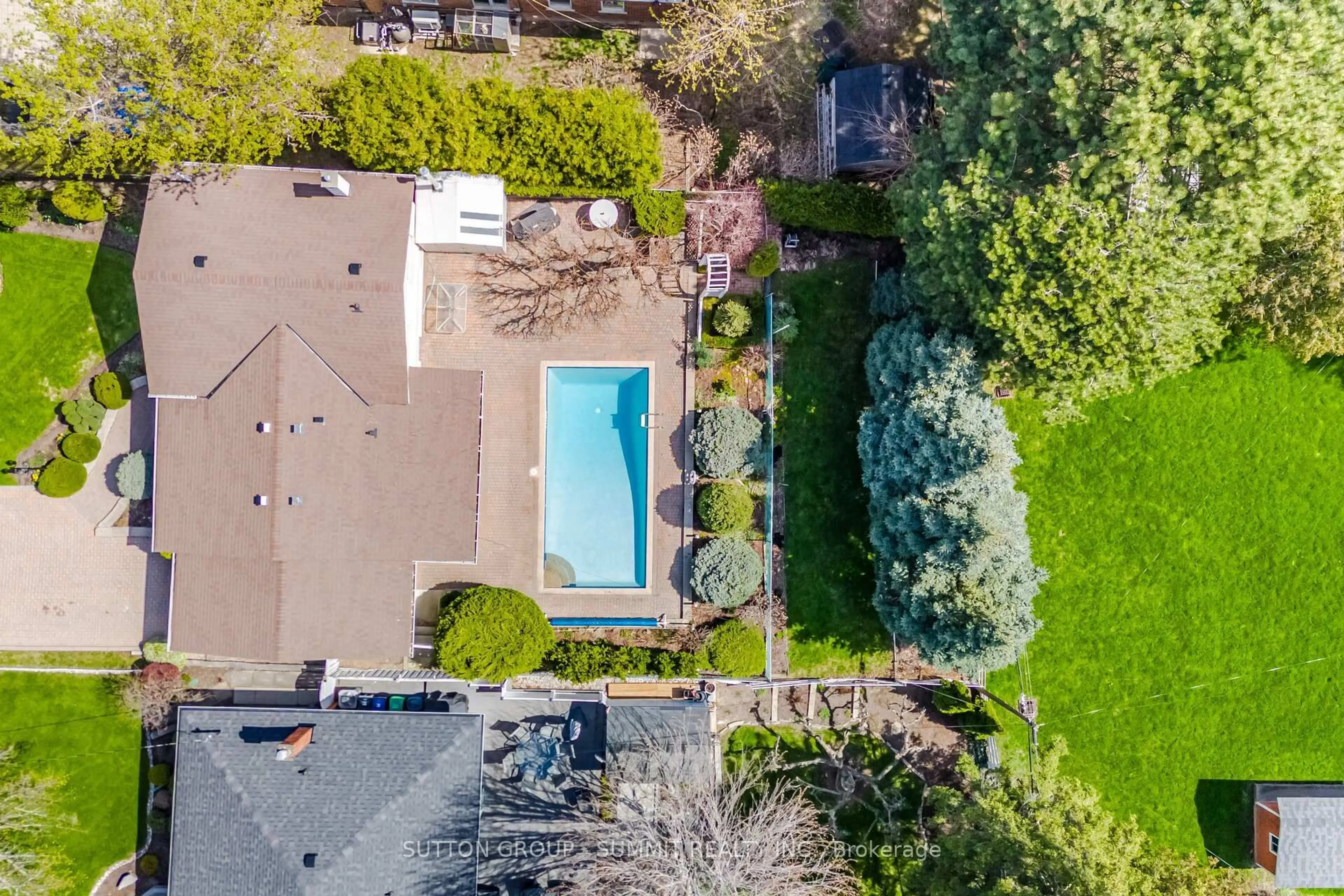 A pic from outside/outdoor area/front of a property/back of a property/a pic from drone, unknown for 3 Donata Dr, Mississauga Ontario L5M 1T2