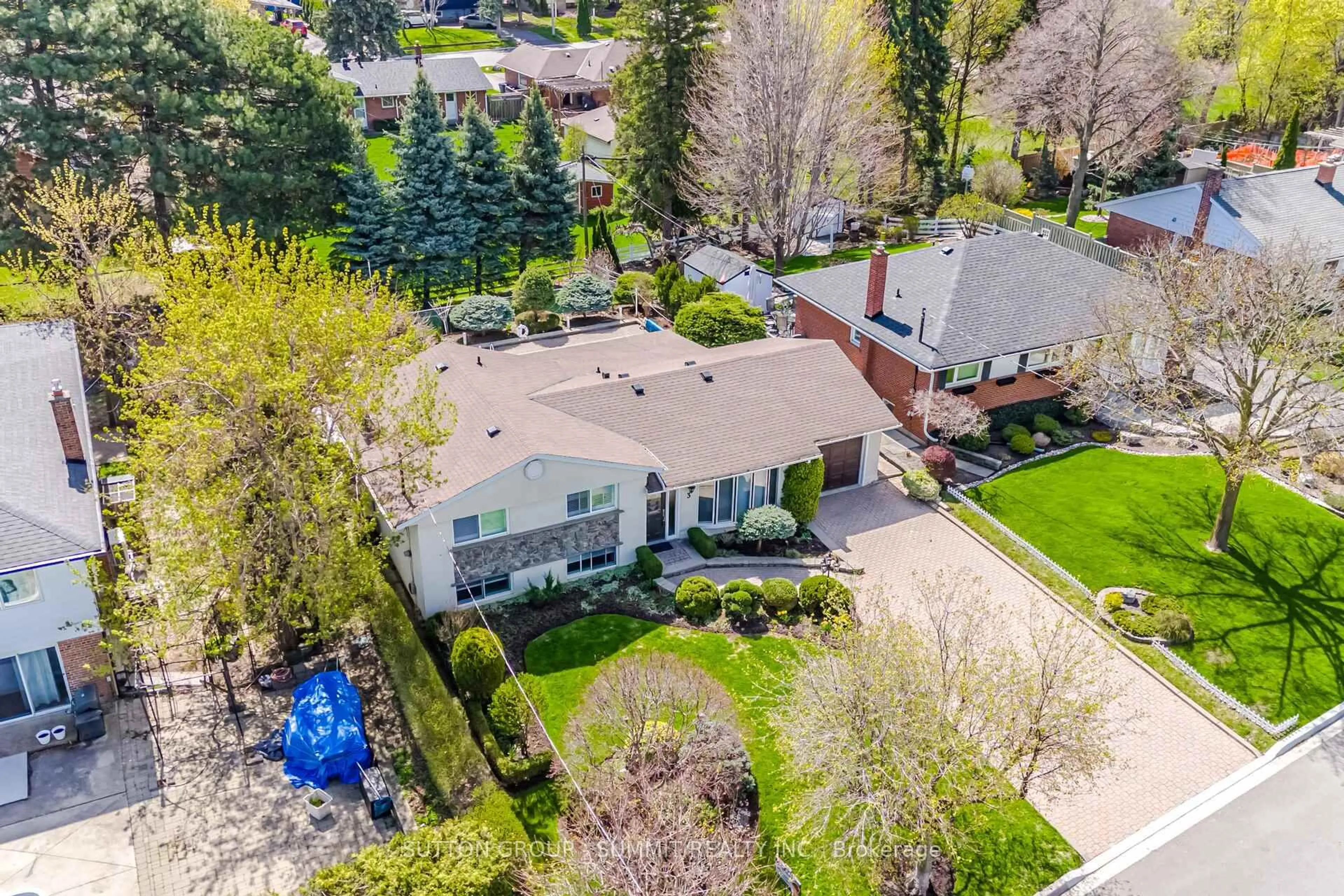 A pic from outside/outdoor area/front of a property/back of a property/a pic from drone, street for 3 Donata Dr, Mississauga Ontario L5M 1T2