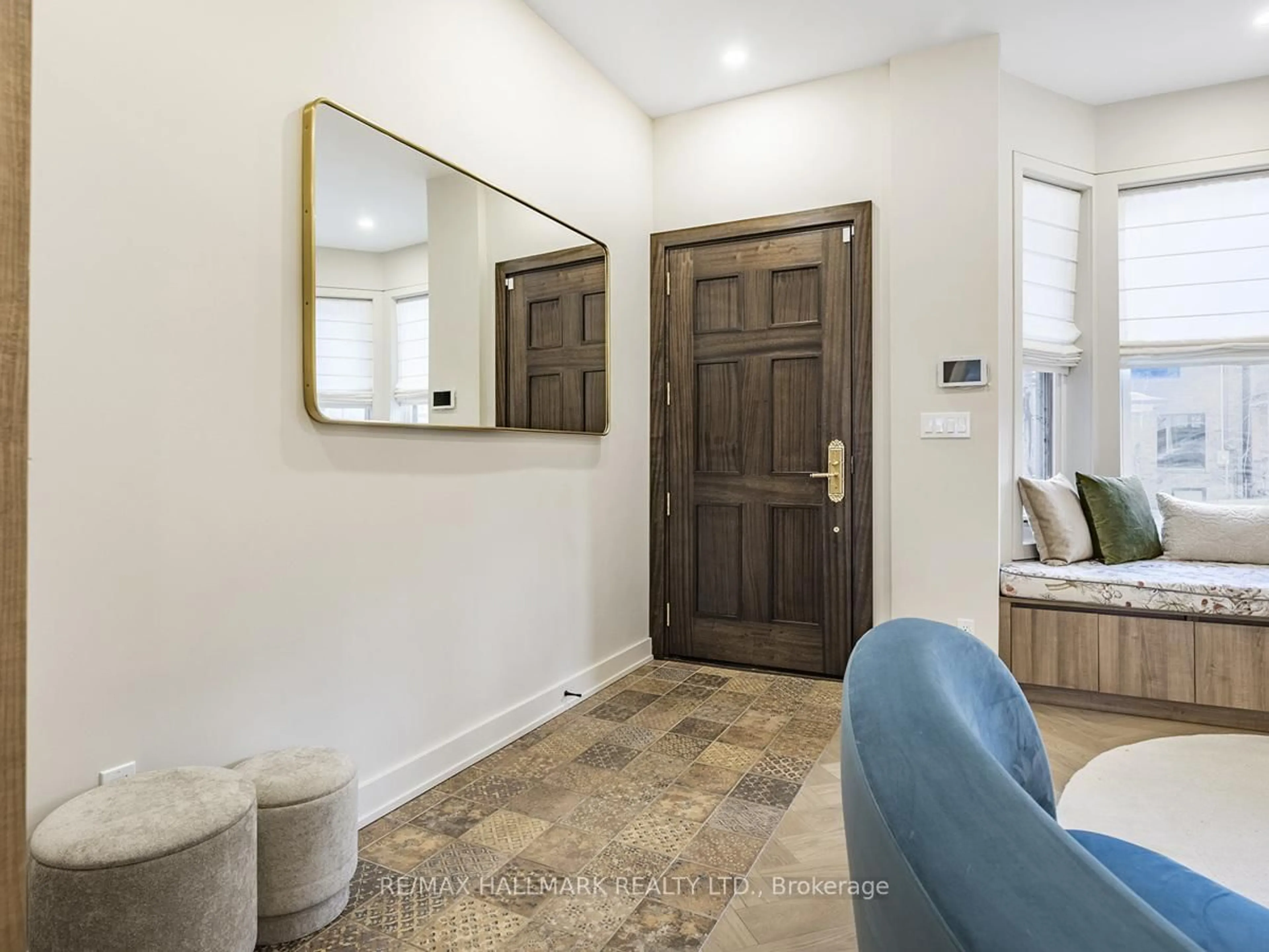 Indoor entryway for 40 Fuller Ave, Toronto Ontario M6R 2C3