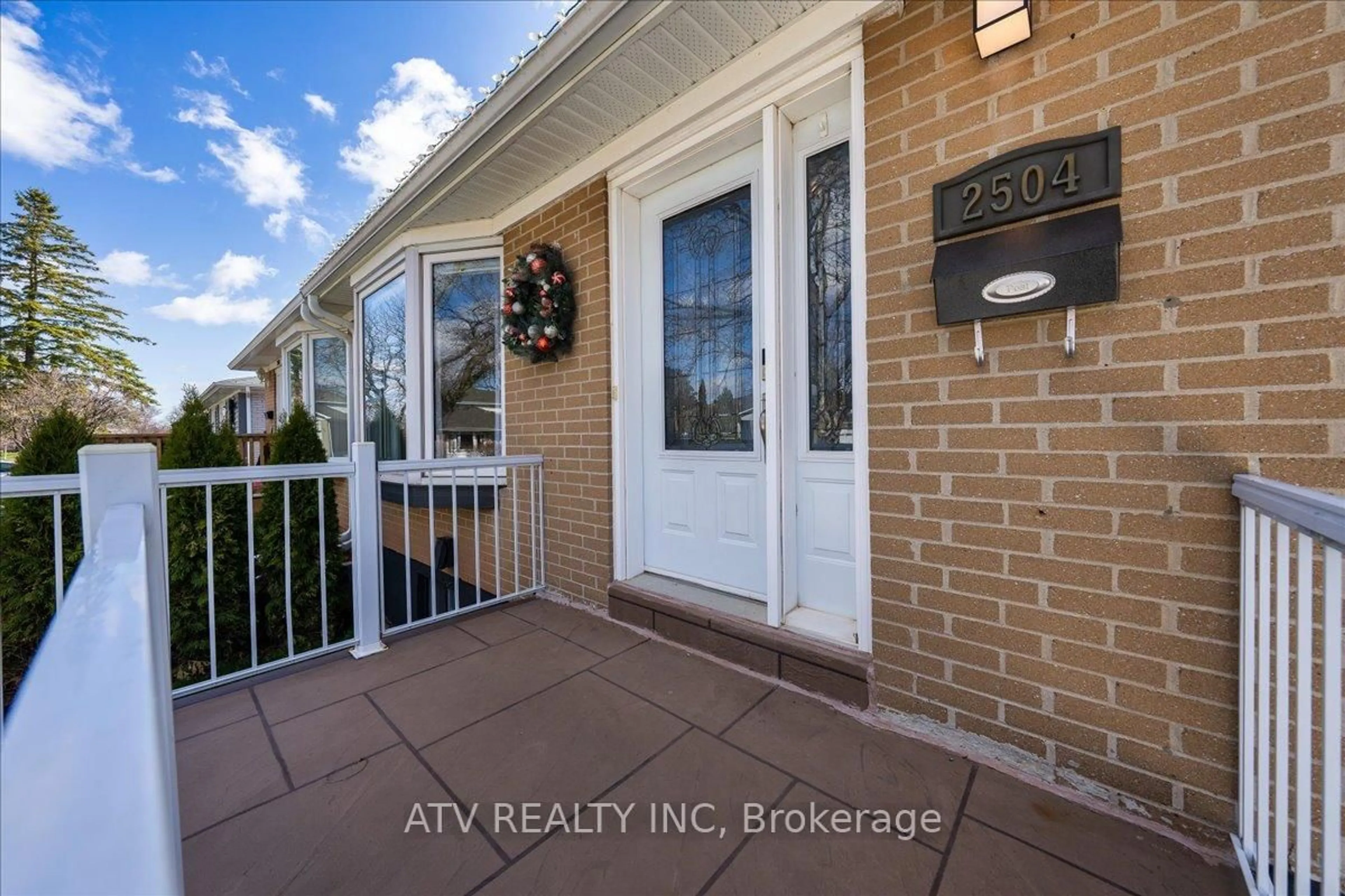 Indoor entryway for 2504 Glamworth Cres, Mississauga Ontario L5K 1G3