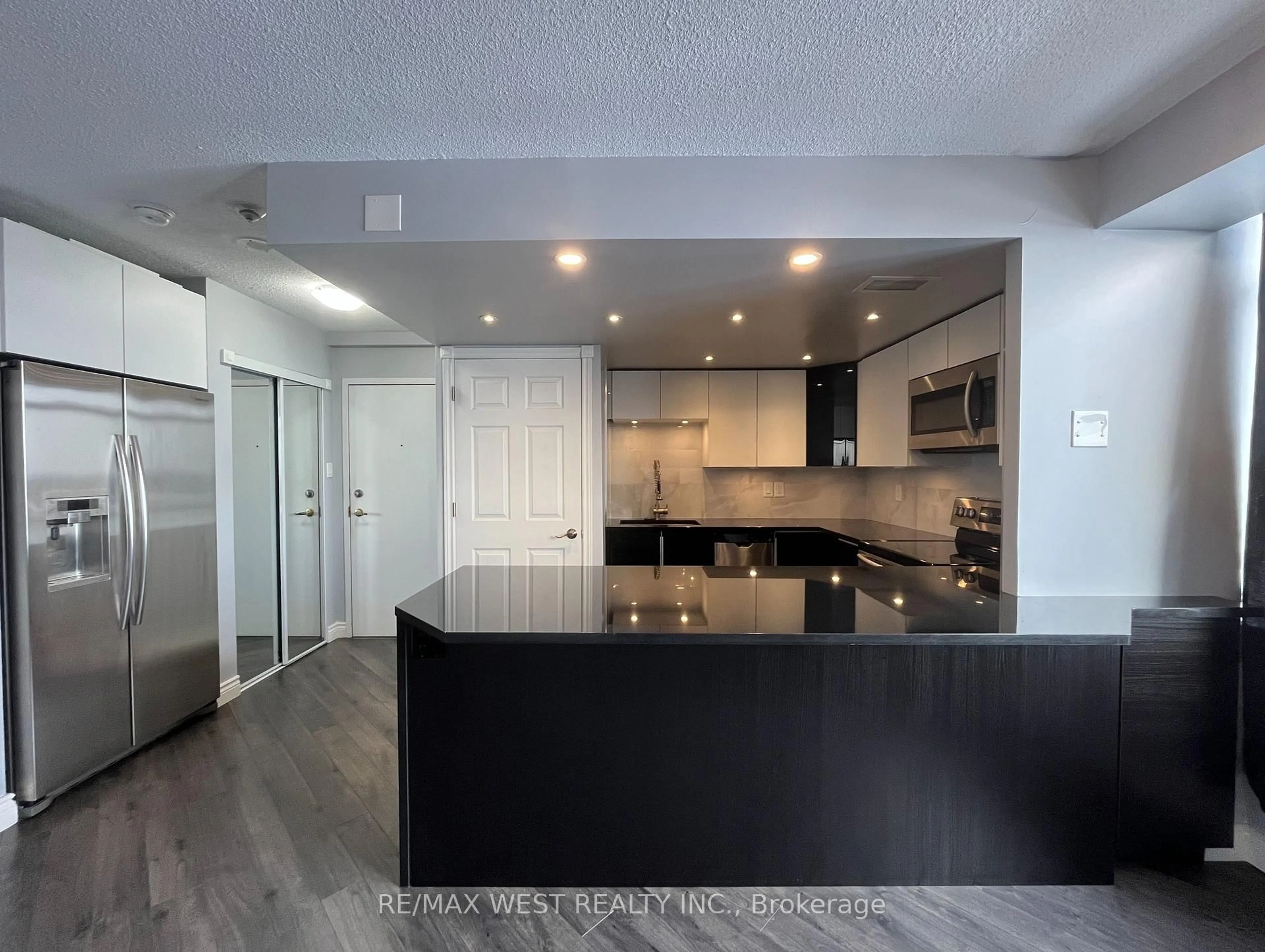 Open concept kitchen, unknown for 300 Webb Dr #1007, Mississauga Ontario L5B 3W3