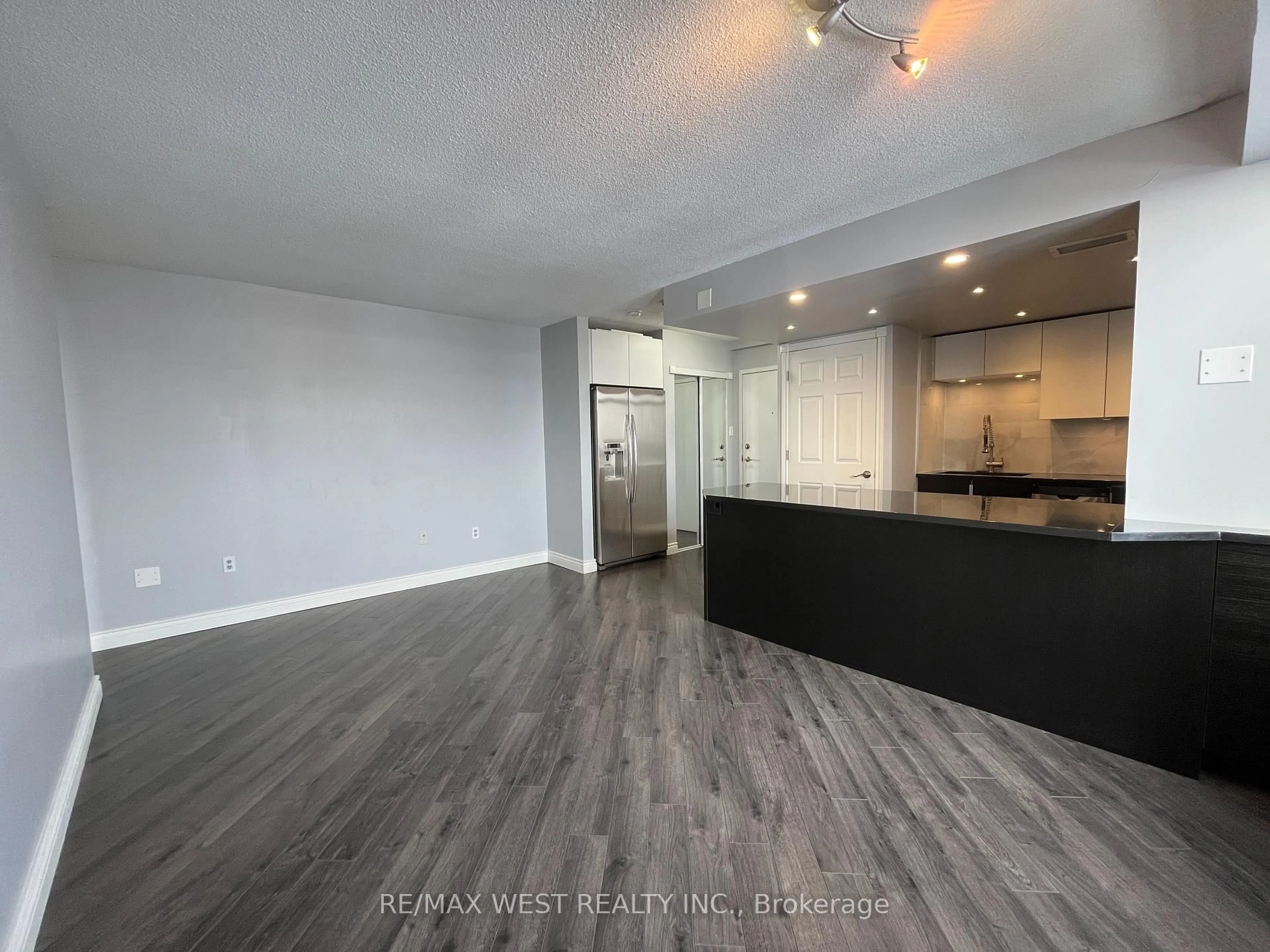 Open concept kitchen, unknown for 300 Webb Dr #1007, Mississauga Ontario L5B 3W3